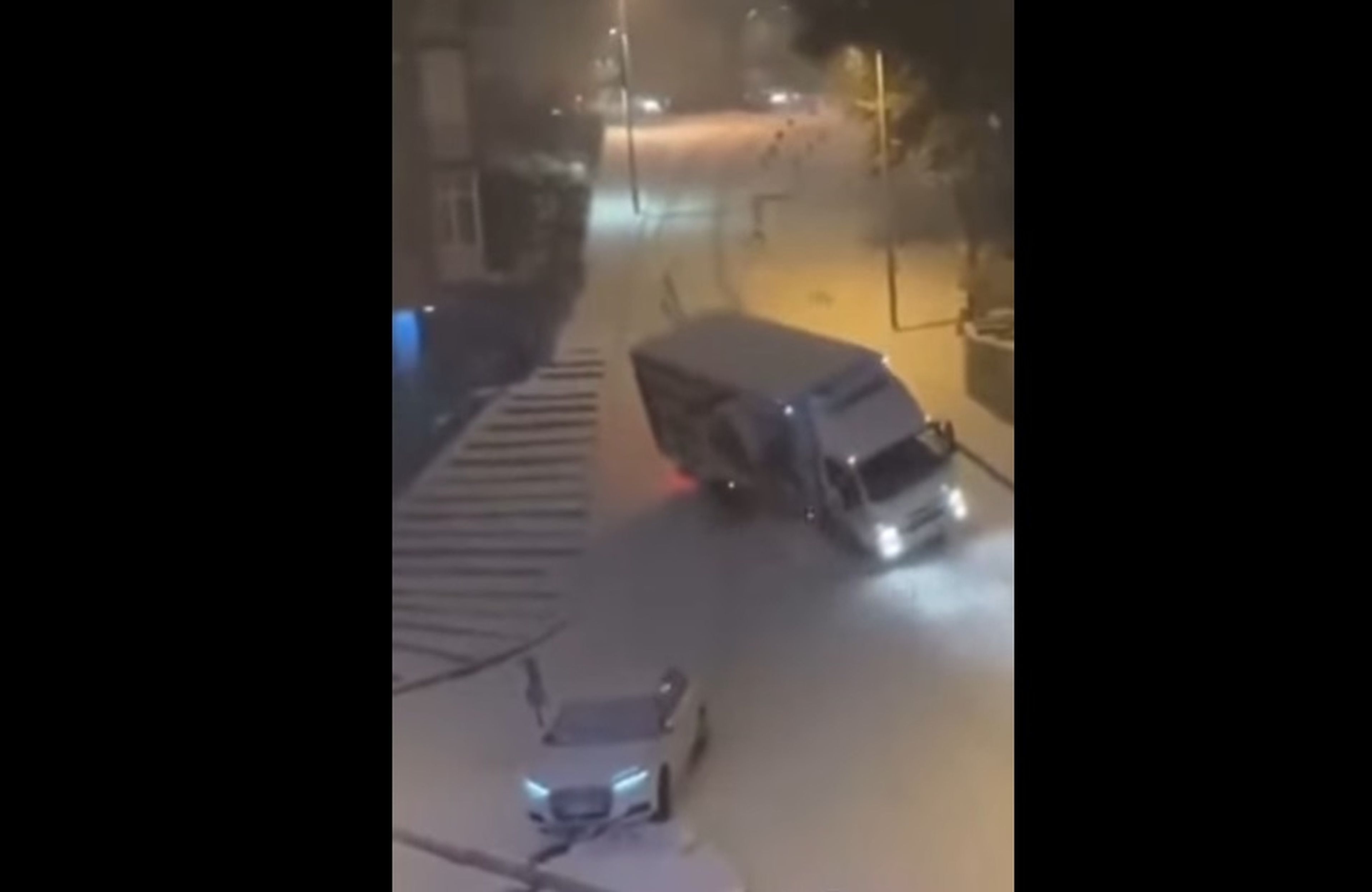 VÍDEO: Este Audi Q3 está a punto de ser arrollado por un camión y se libra por los pelos