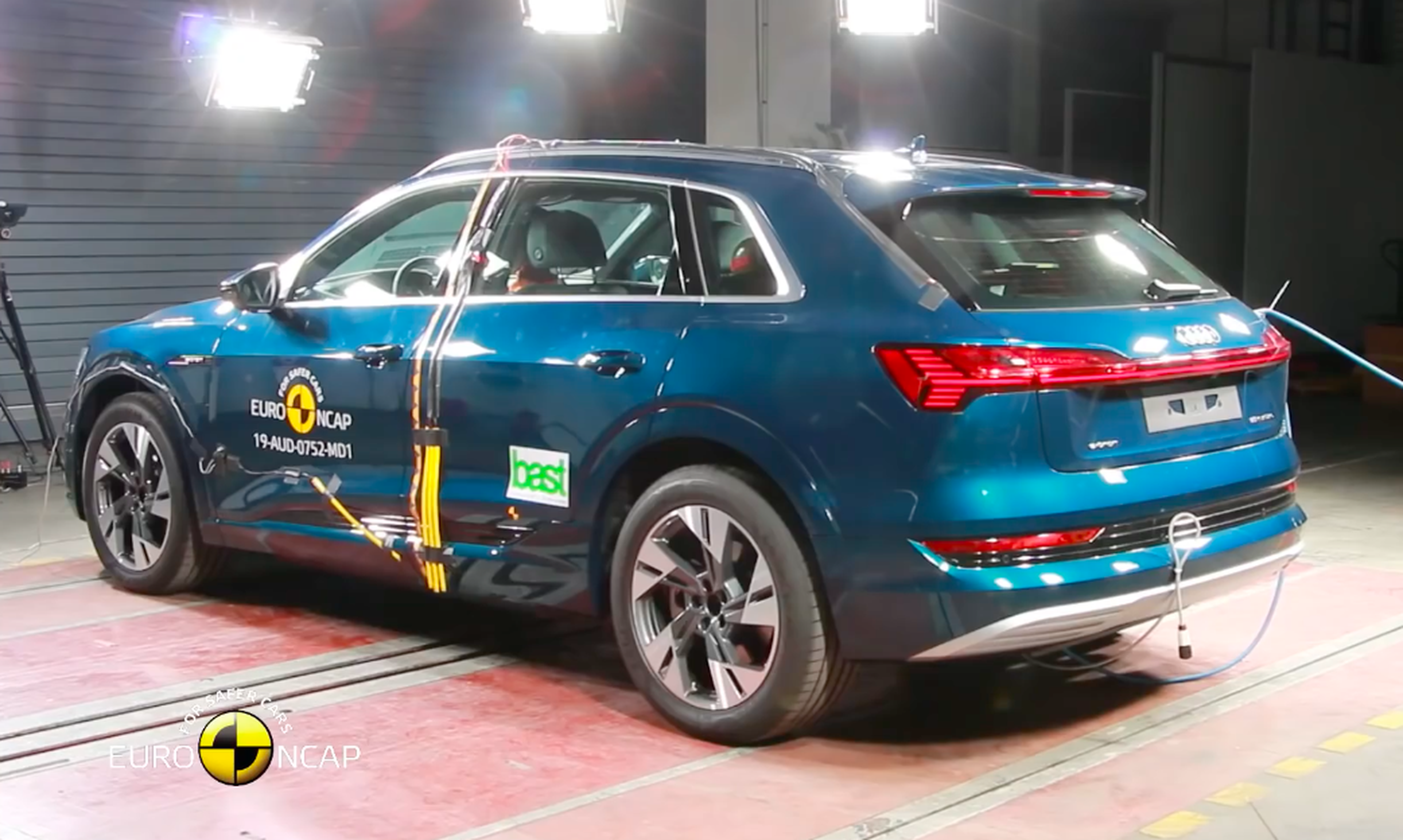 VÍDEO: Audi e-tron 2019, ¿cómo es de seguro? Aquí tienes la prueba