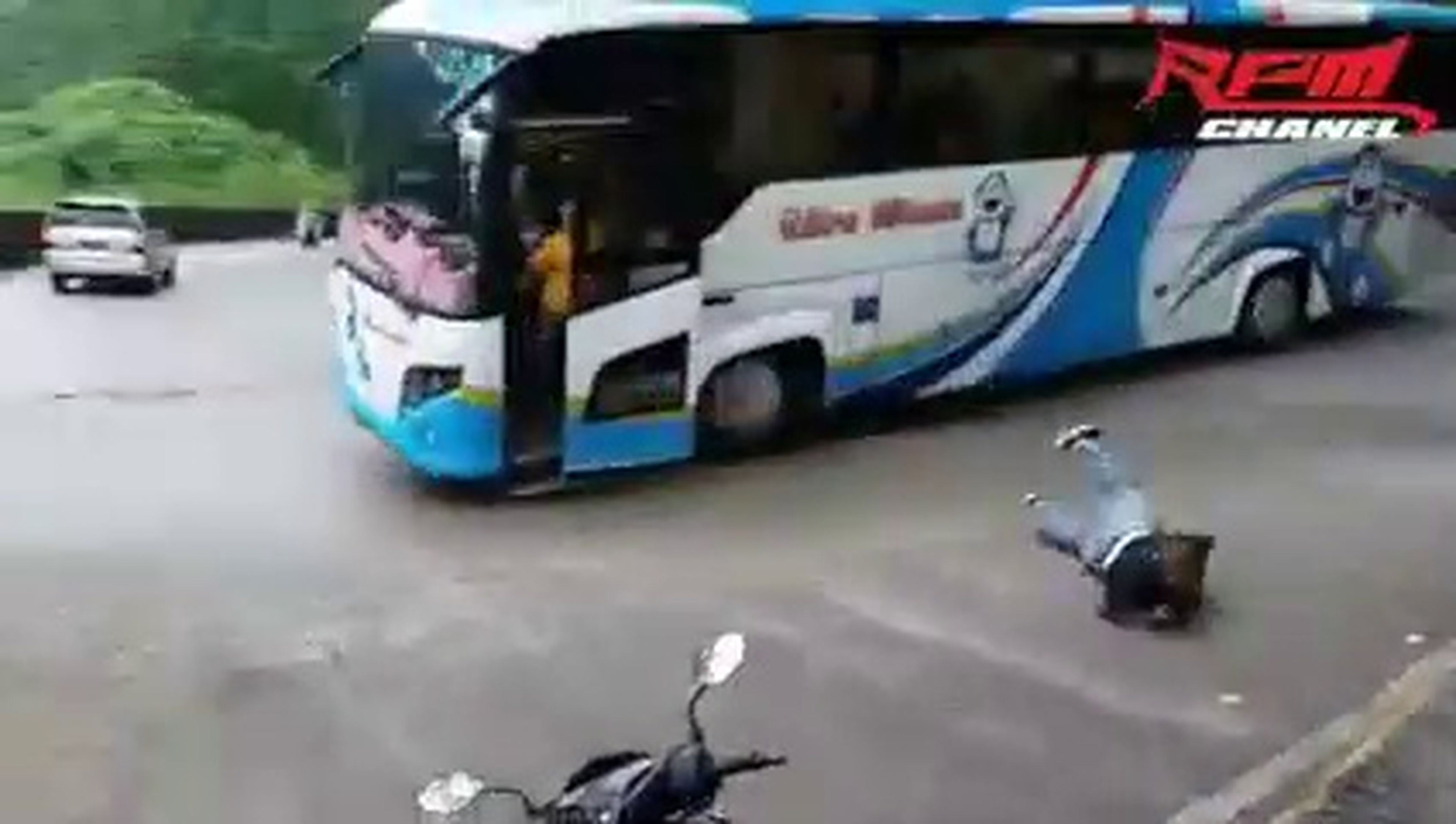 VÍDEO: Un autobús se queda sin frenos en plena bajada y el conductor salta en marcha