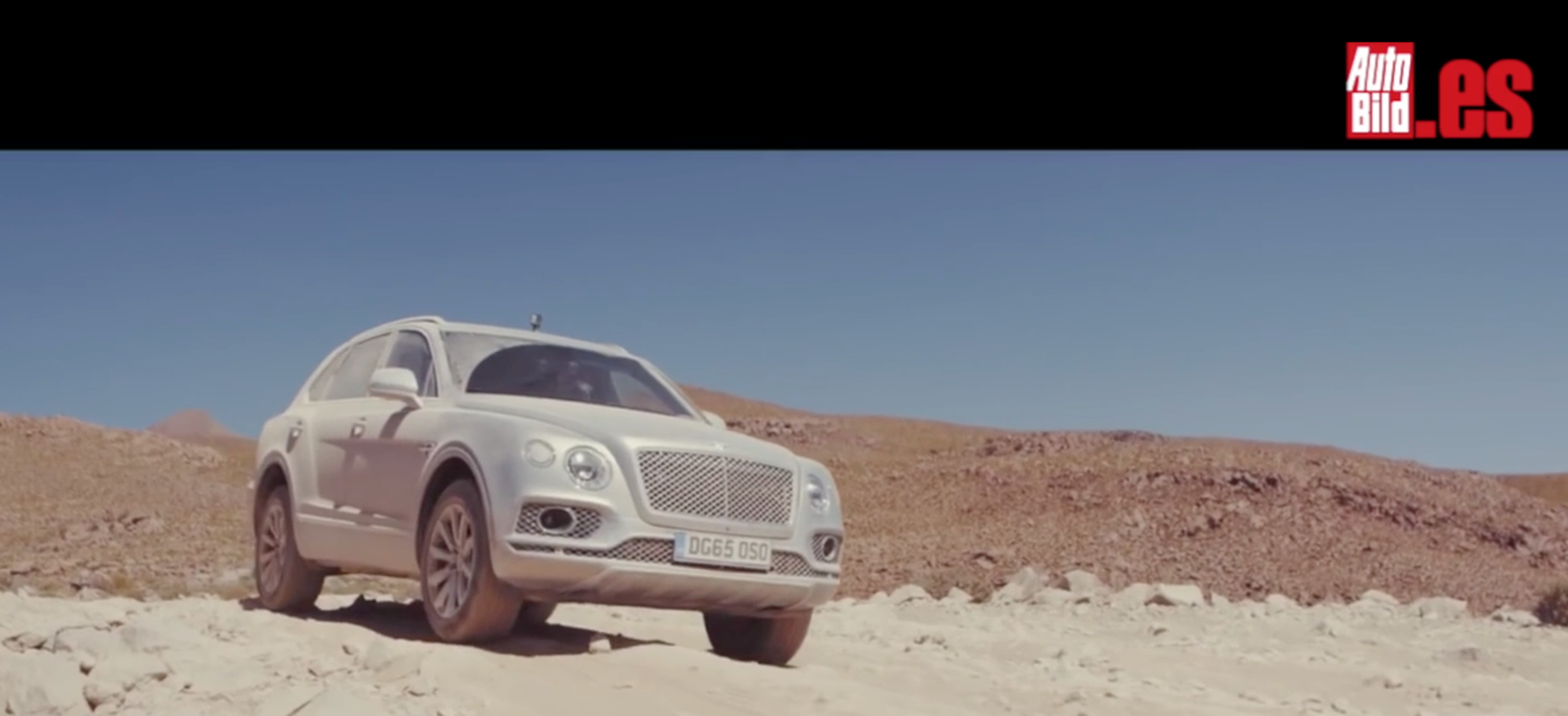 VÍDEO: ¡El Bentley Bentayga hasta arriba de arena!