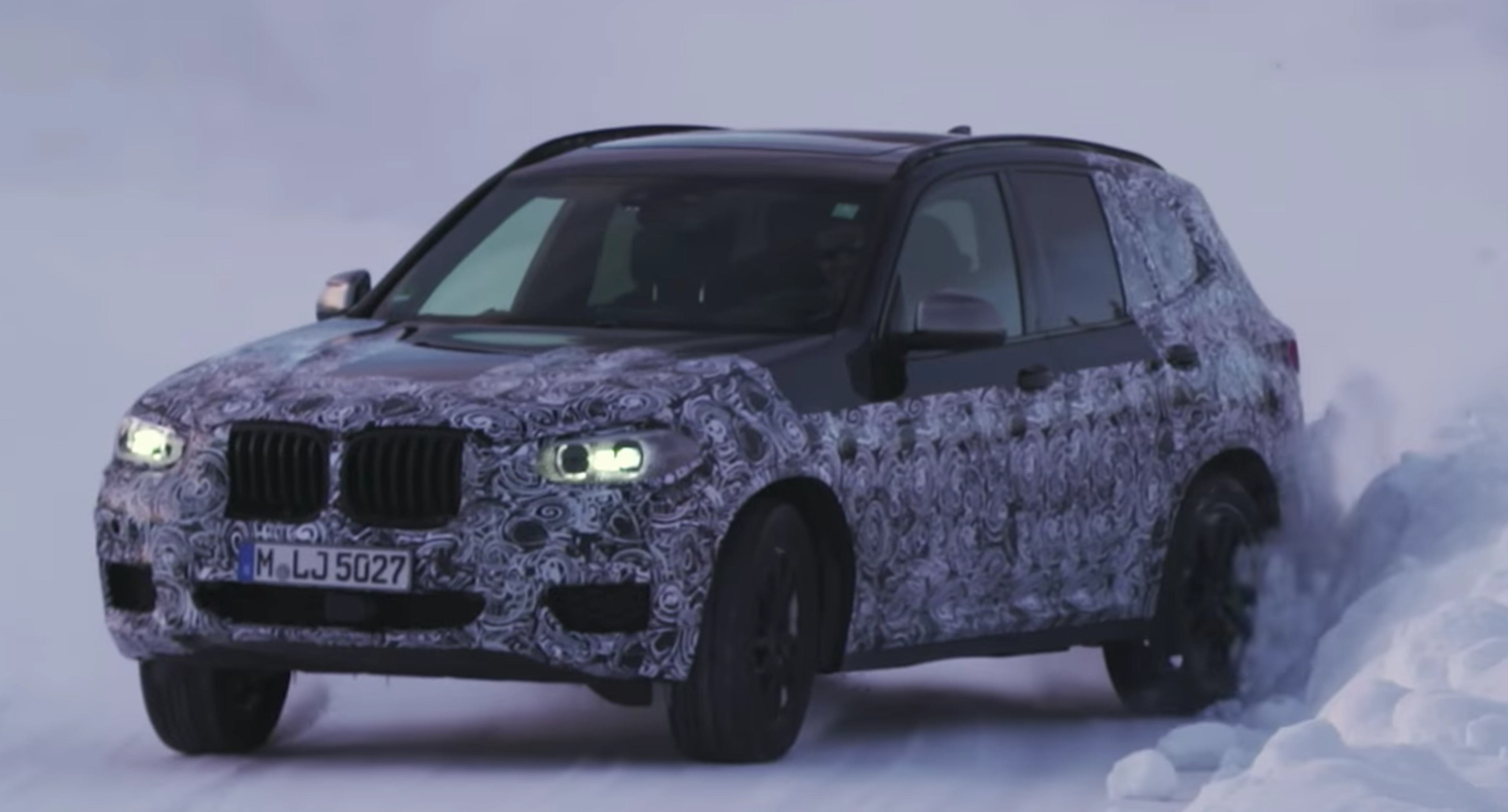 VÍDEO: El BMW X7 se pone en forma sobre la nieve