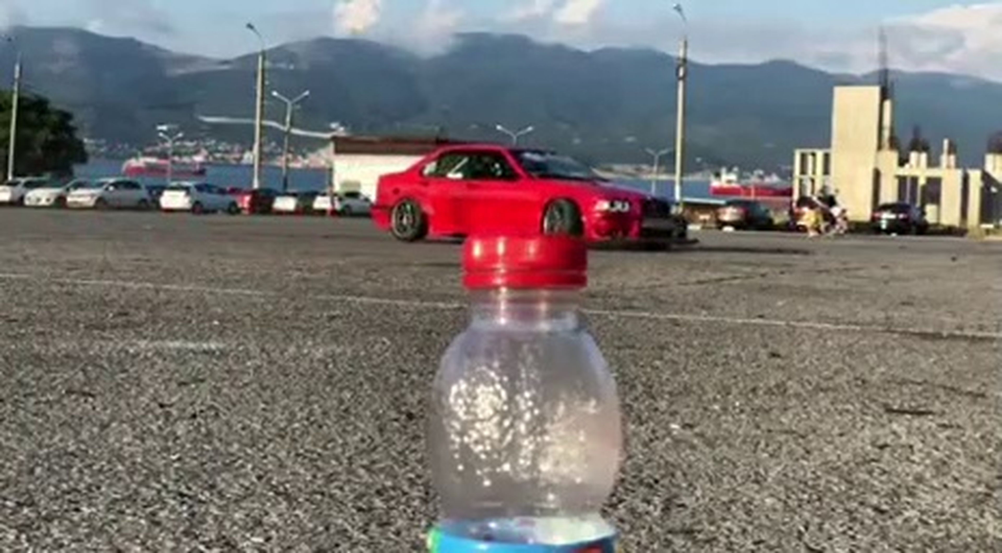 VÍDEO: El Bottle Challenge con un coche y haciendo drift, ver para creer