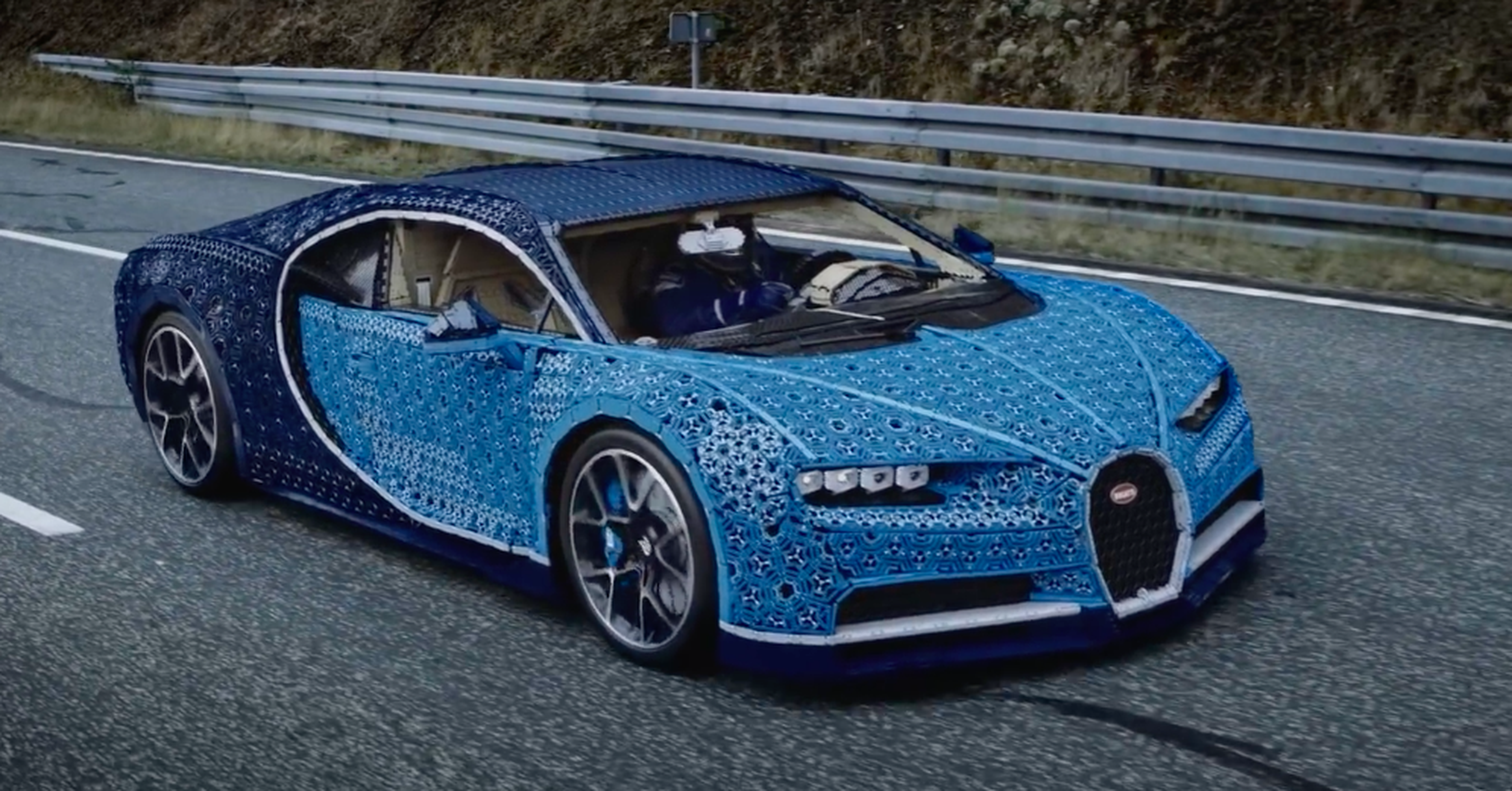 VÍDEO: El Bugatti Chiron de LEGO a escala real es pilotado ¡por una persona!