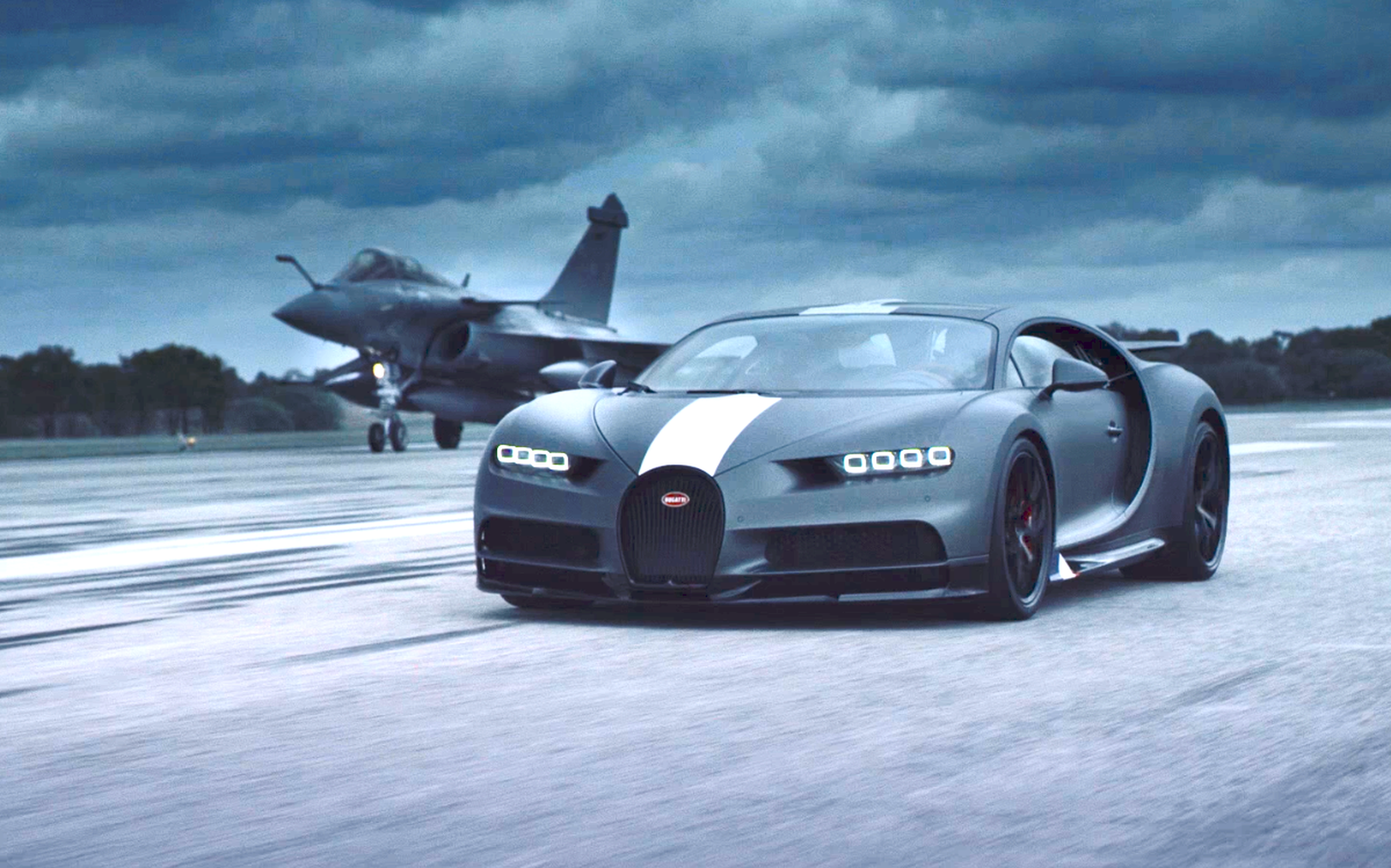 VÍDEO: un Bugatti Chiron Sport ‘Les Légendes du Ciel’ se enfrenta a un caza del ejército
