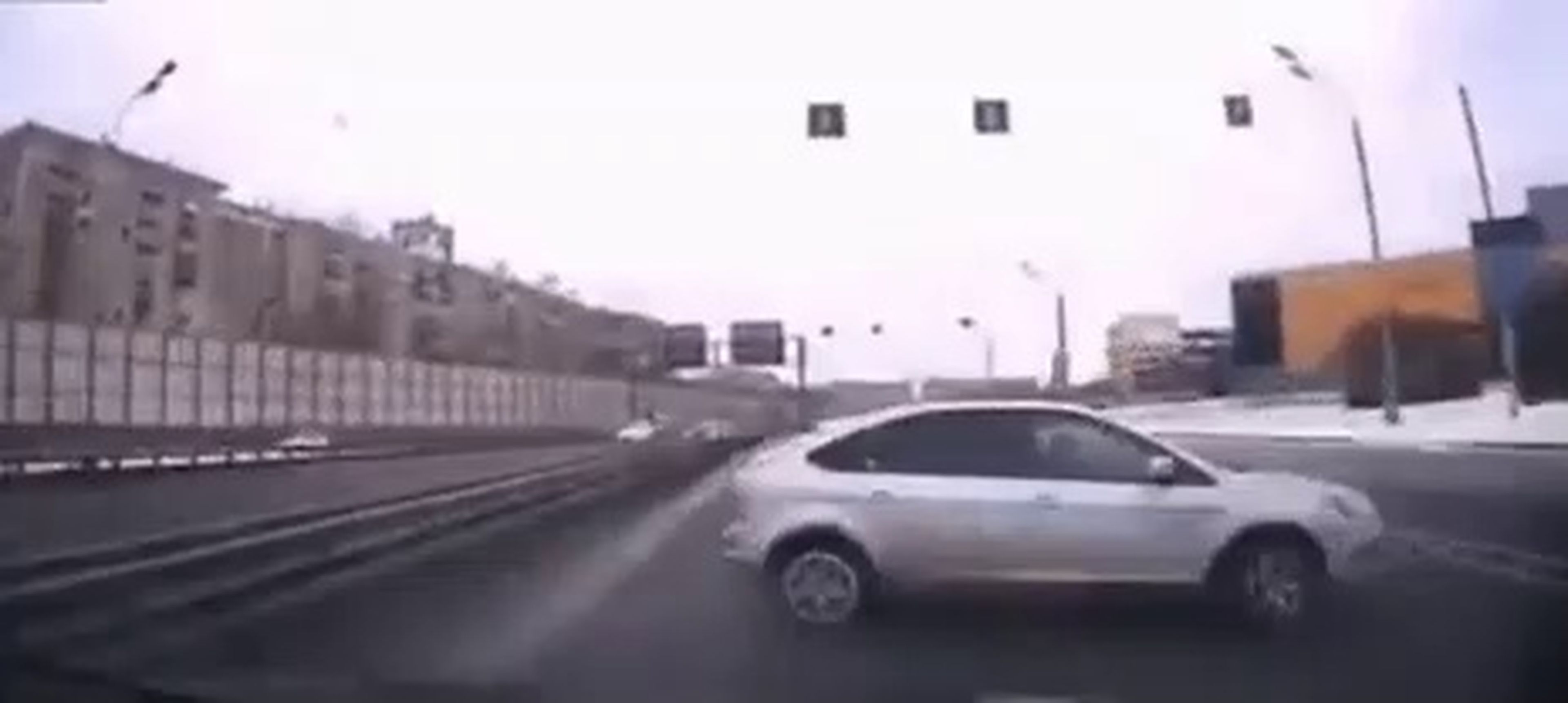 VÍDEO: Cada uno se incorpora a una autopista como quiere, aunque a este le ha quedado muy intenso