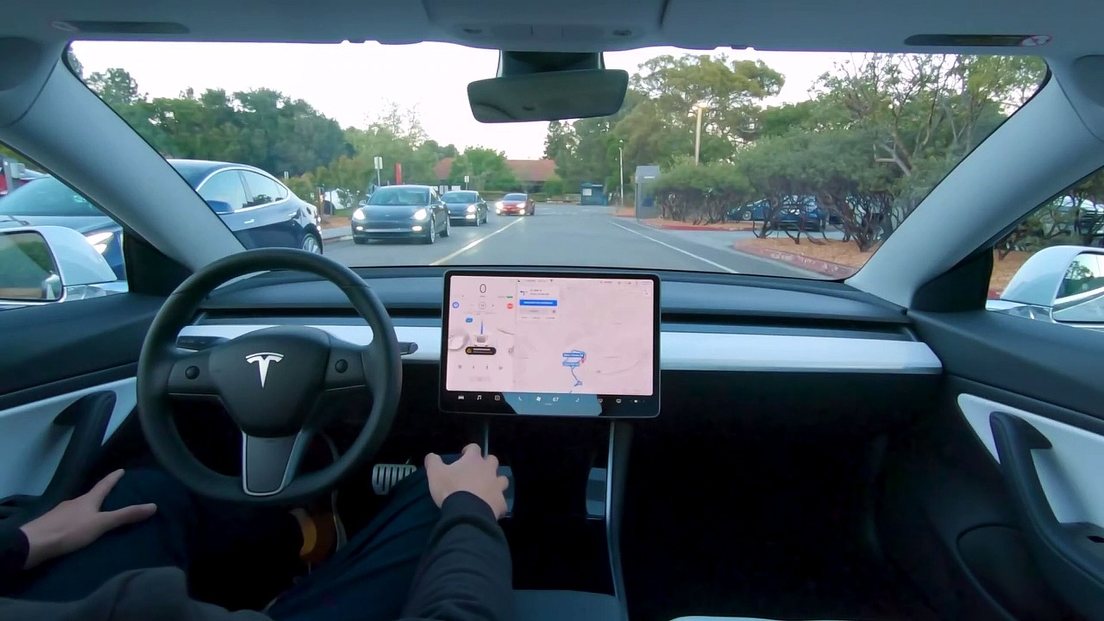 VÍDEO: Cámara onboard de un Tesla Model 3 en modo Autopilot, ¡mágico!