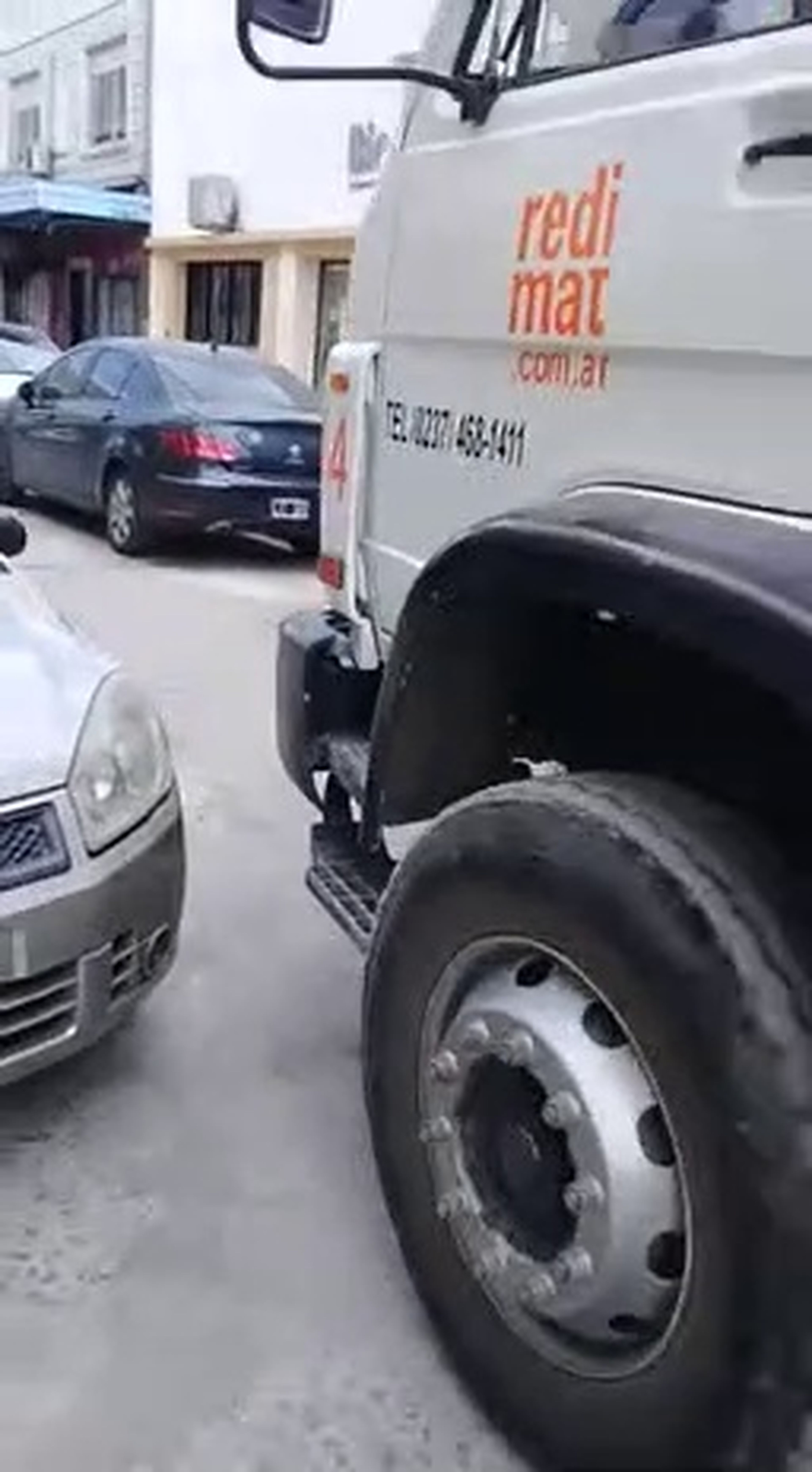 VÍDEO: Un camionero no tiene piedad con un coche mal aparcado