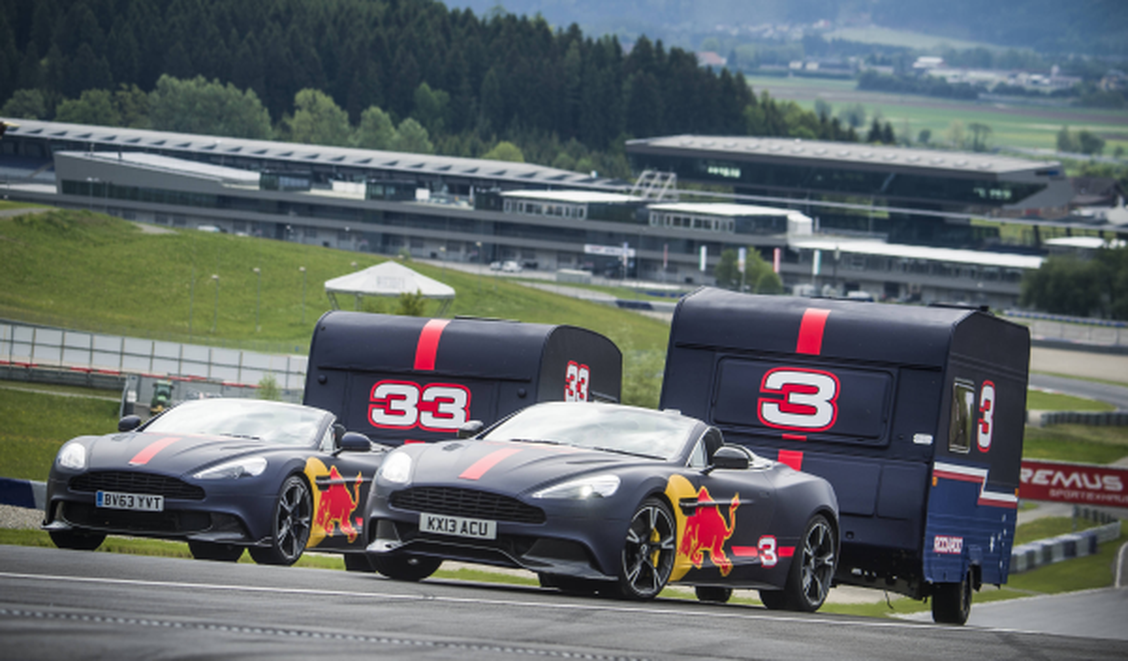Vídeo: La carrera de Ricciardo y Verstappen con Aston Martin y caravanas