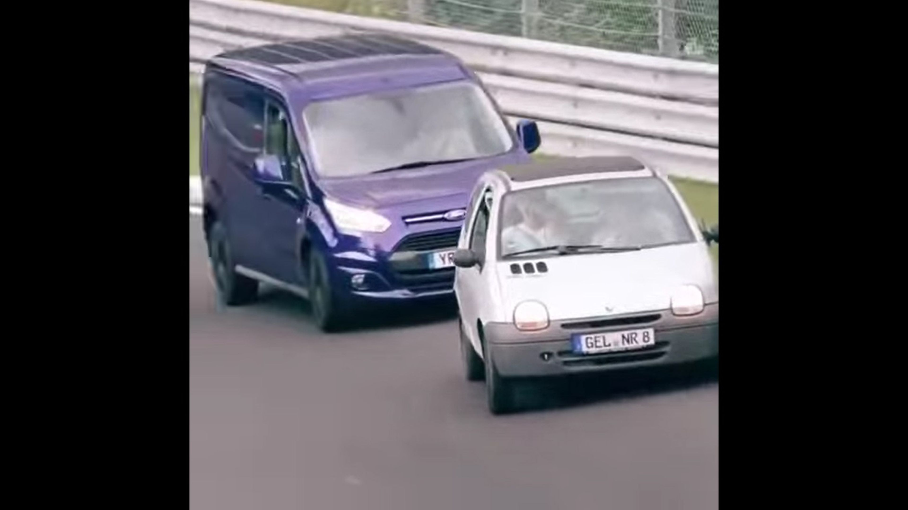 VÍDEO: ¡La carrera del siglo! Un Renault Twingo se defiende de una furgoneta en Nürburgring