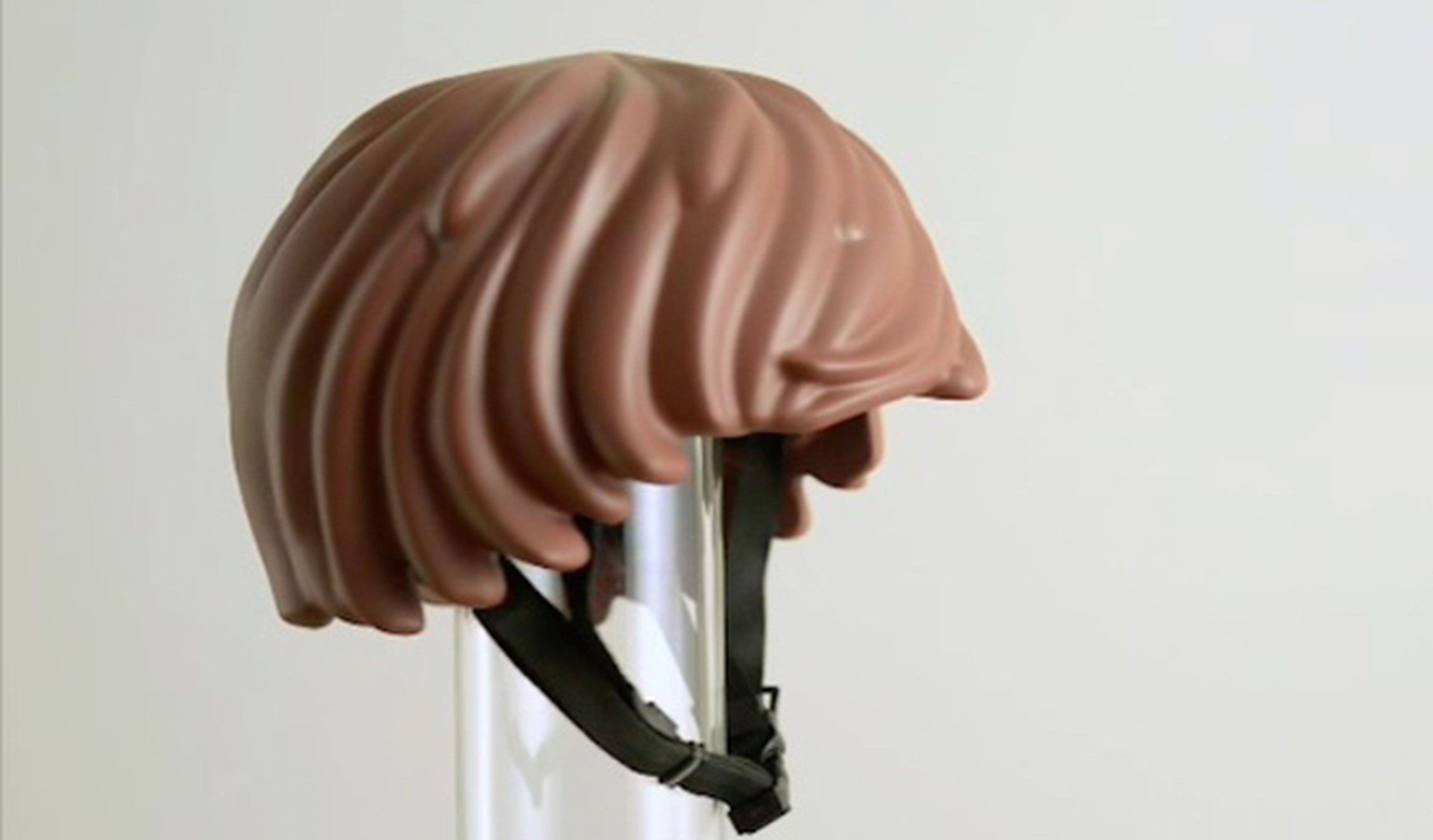 VÍDEO: El casco de bici inspirado en el pelo de los Playmobil.