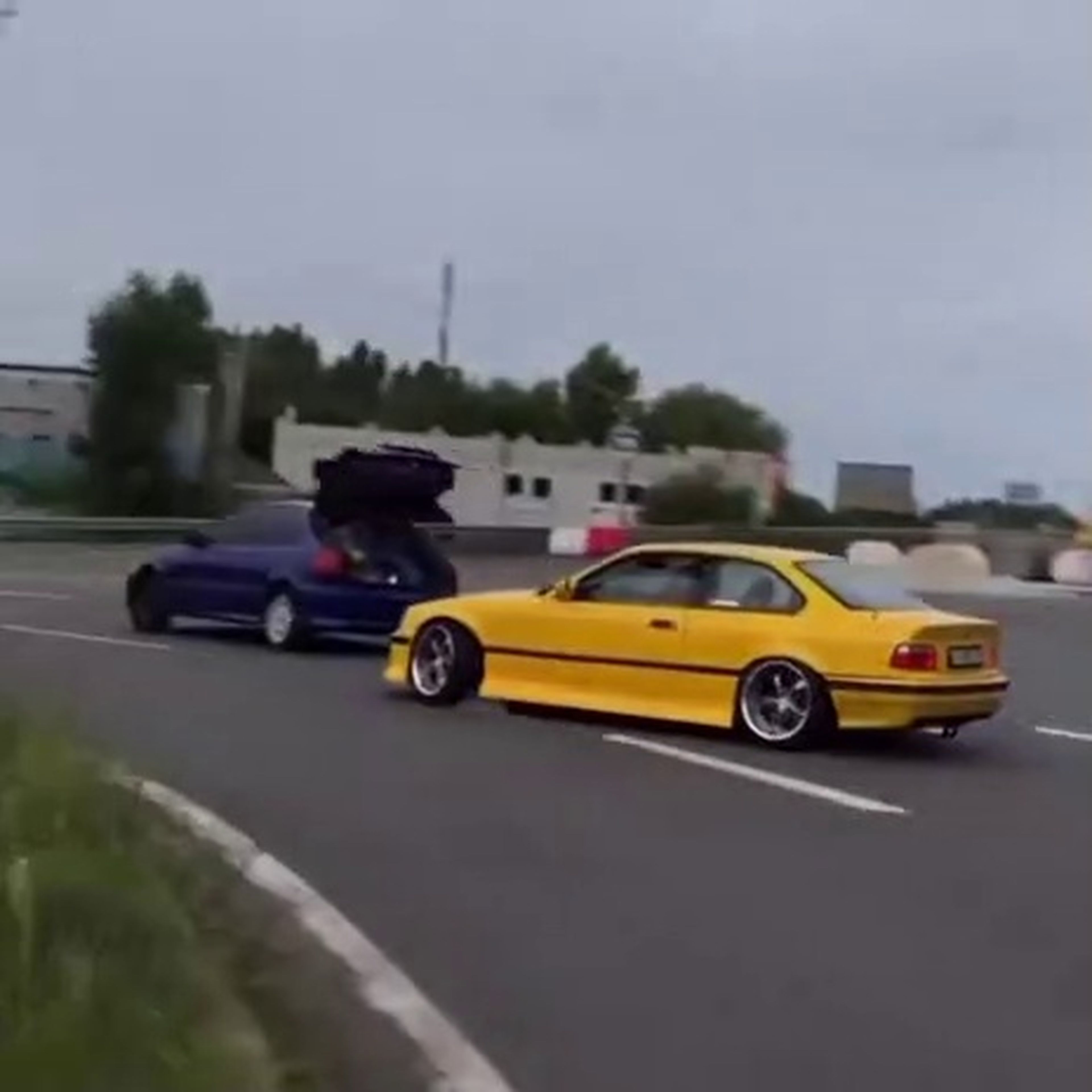 VÍDEO: Un Civic con el maletero abierto y un BMW M3 amarillo driftando detrás, ¿alguien sabe qué está pasando?