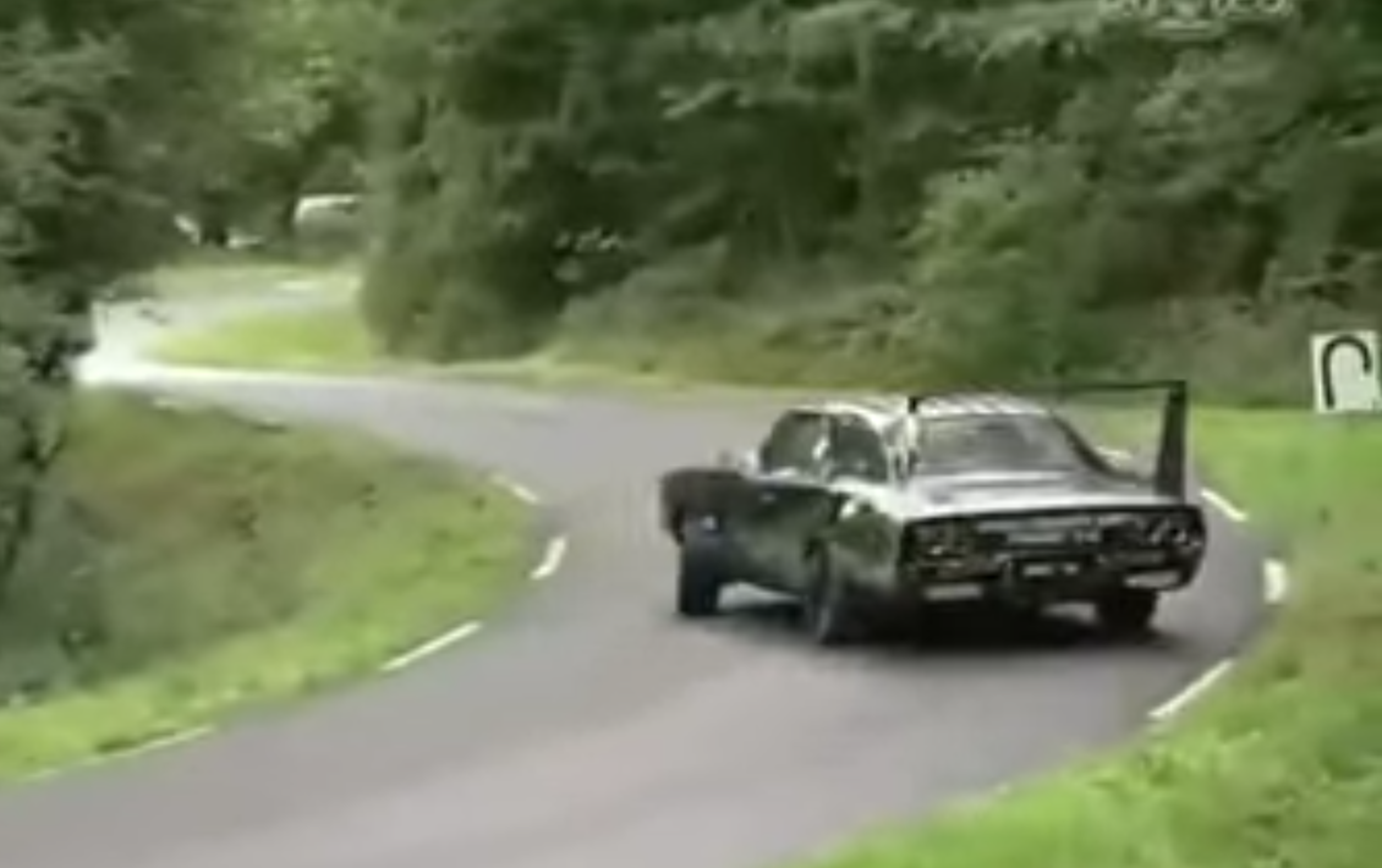 VÍDEO: los coches americanos también giran, mira a este Challenger de 1970