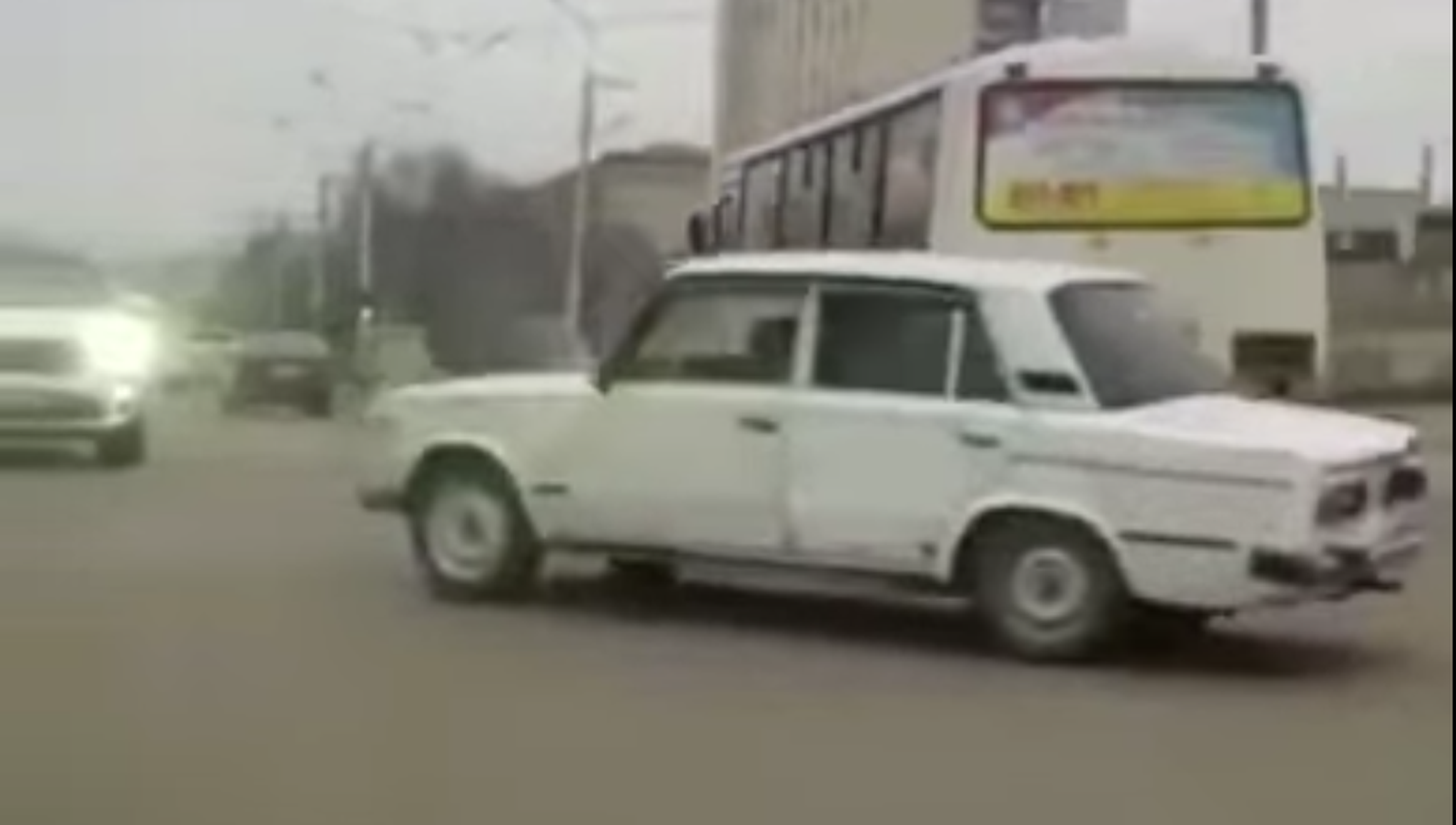 VÍDEO: El colmo del disparate, conducir con el coche al revés