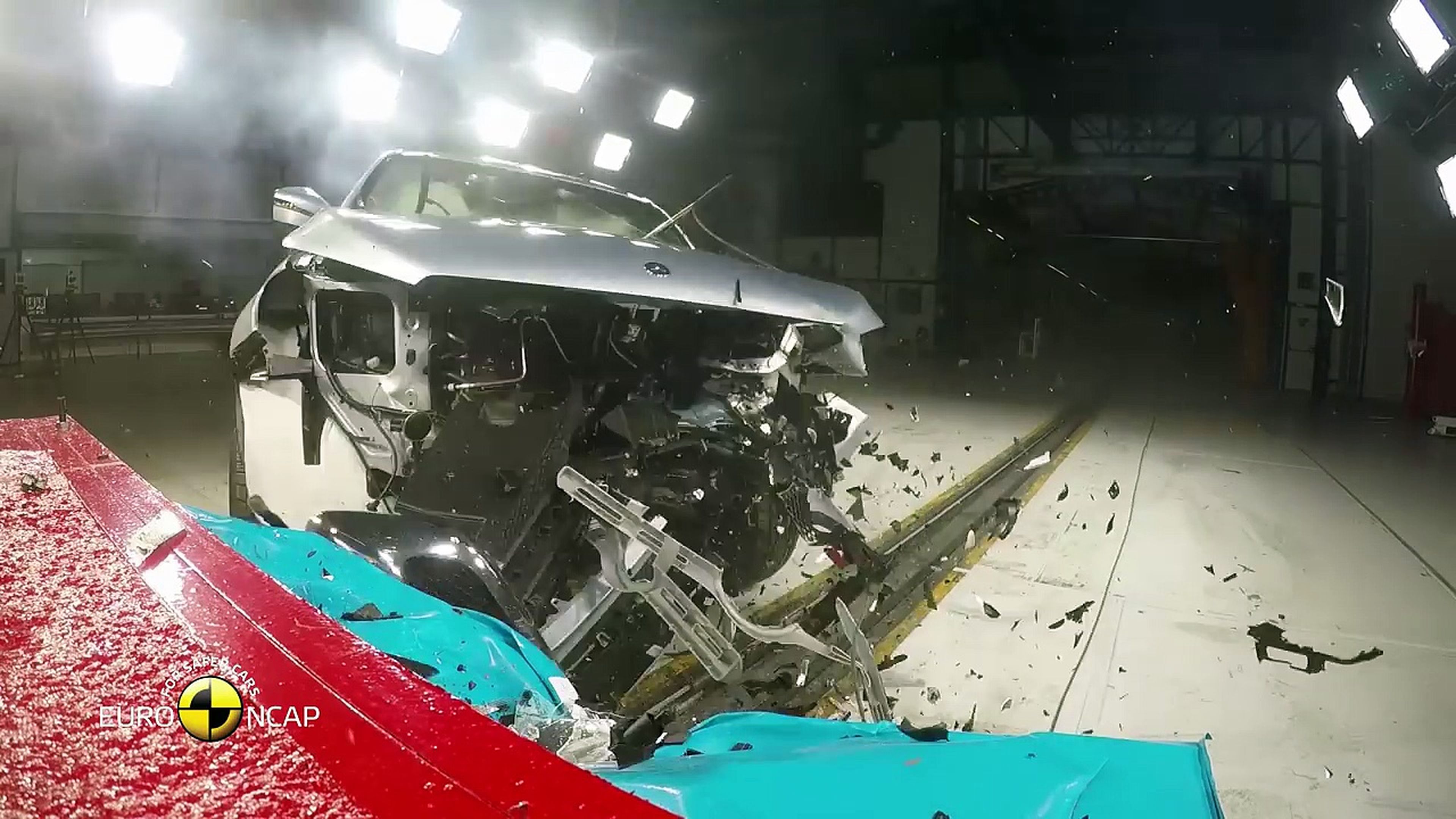 VÍDEO: ¿Cómo es de seguro el Mercedes Clase X?
