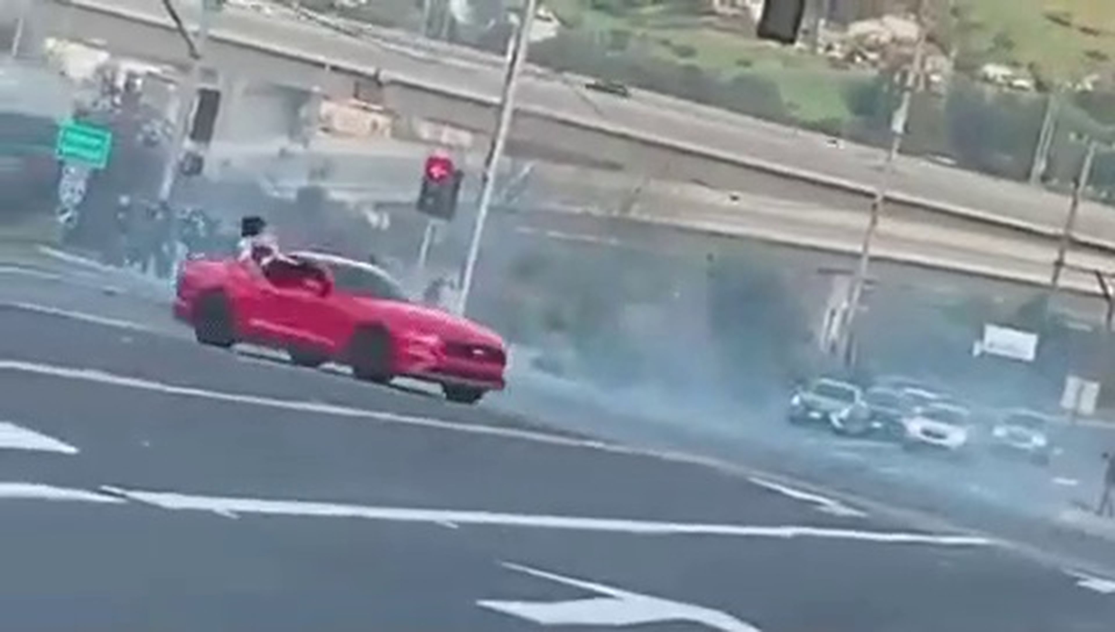 VÍDEO: El conductor de este Mustang se toma muy en serio el distanciamiento social (quizá demasiado)