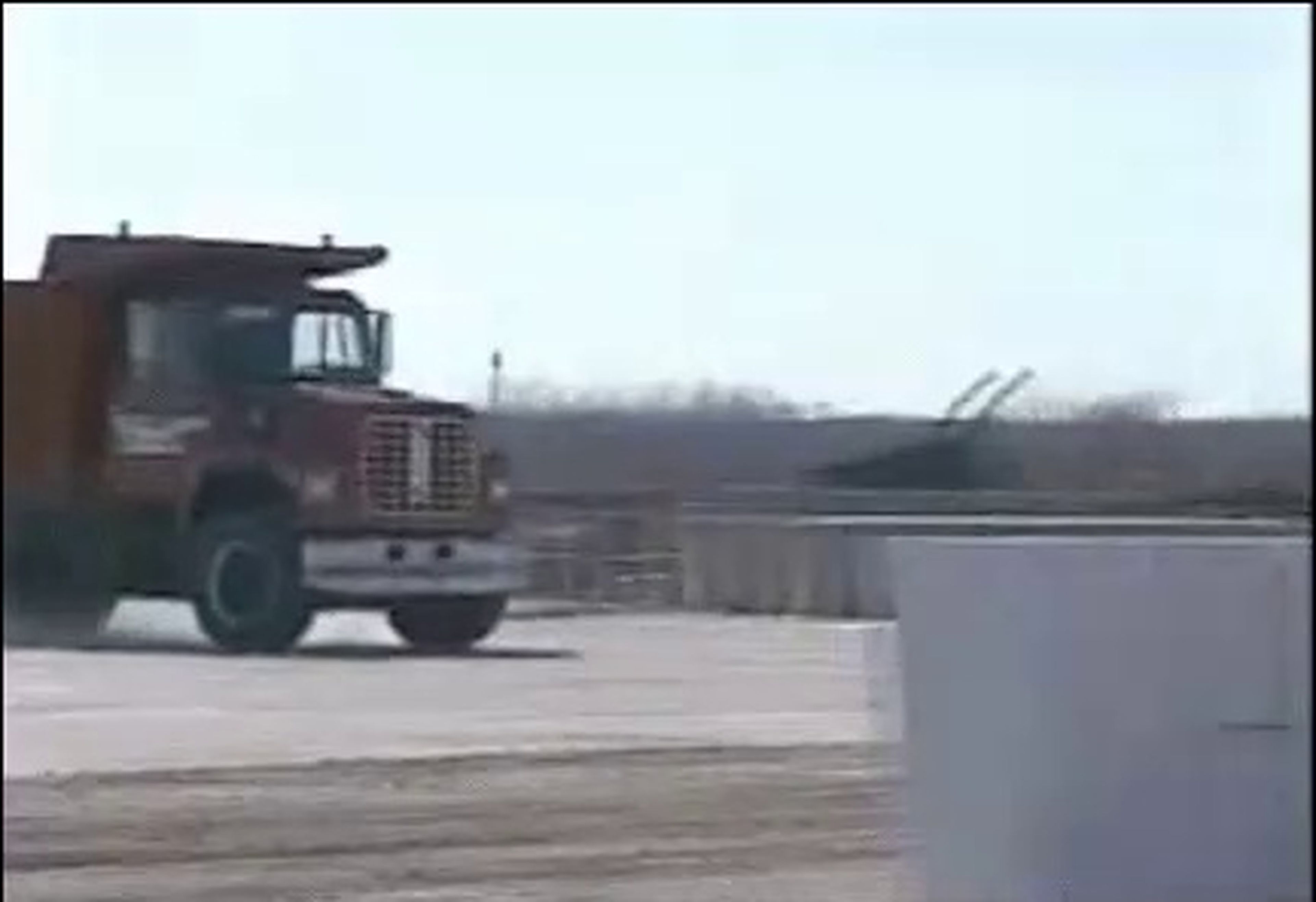 VÍDEO: este debe ser de los primeros crash test con un camión, ¡espectacular!