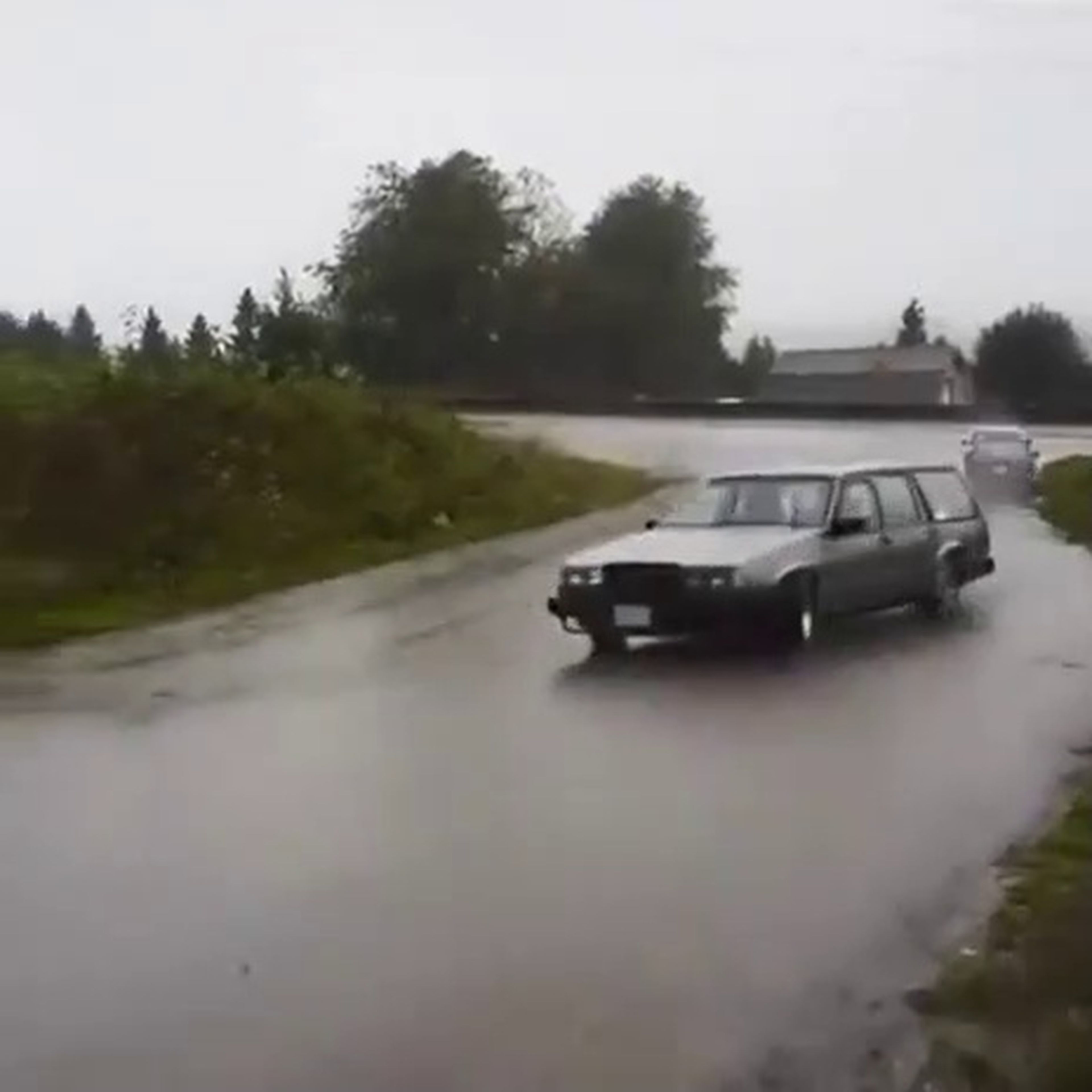 VÍDEO: Drift con un familiar y con lluvia, cien veces más divertido