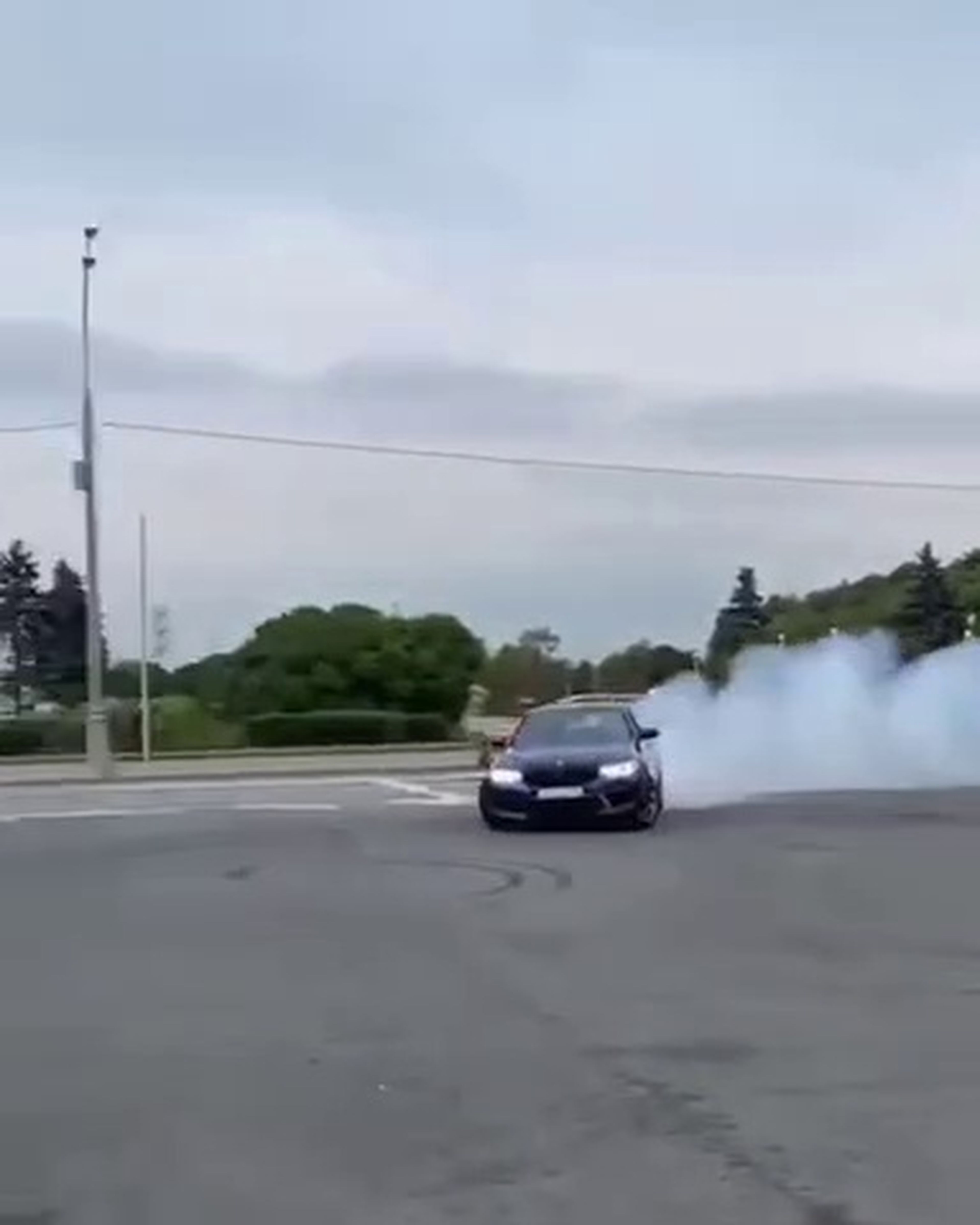 VÍDEO: Drift salvaje de un BMW M5 F90, ¡qué manera de quemar rueda!