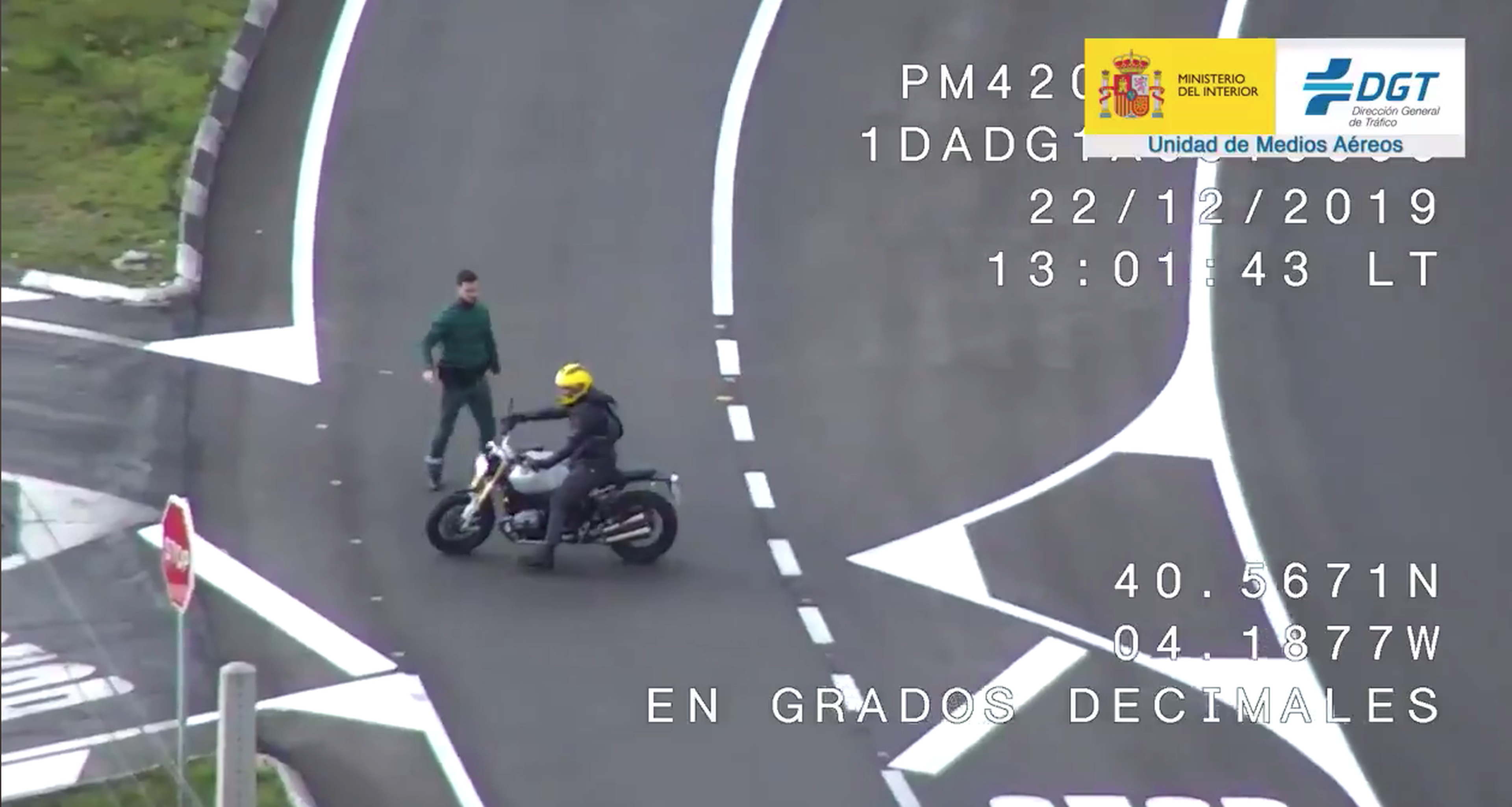 VÍDEO: Un dron de la Guardia Civil pilla a este motorista adelantando en curva y línea continua y le paran