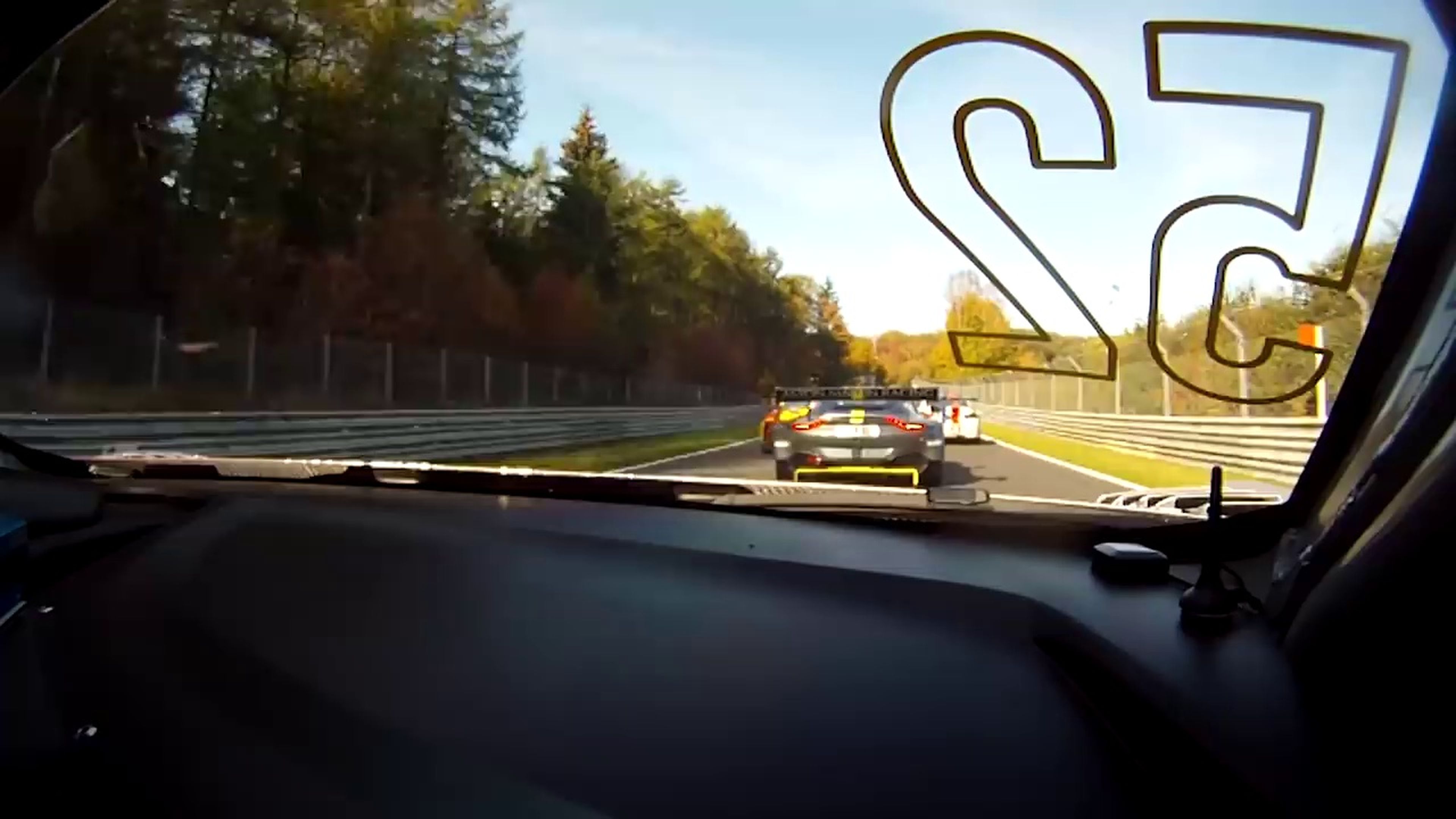 VÍDEO: Duelo Audi R8 vs Aston Martin Vantage en Nürburgring