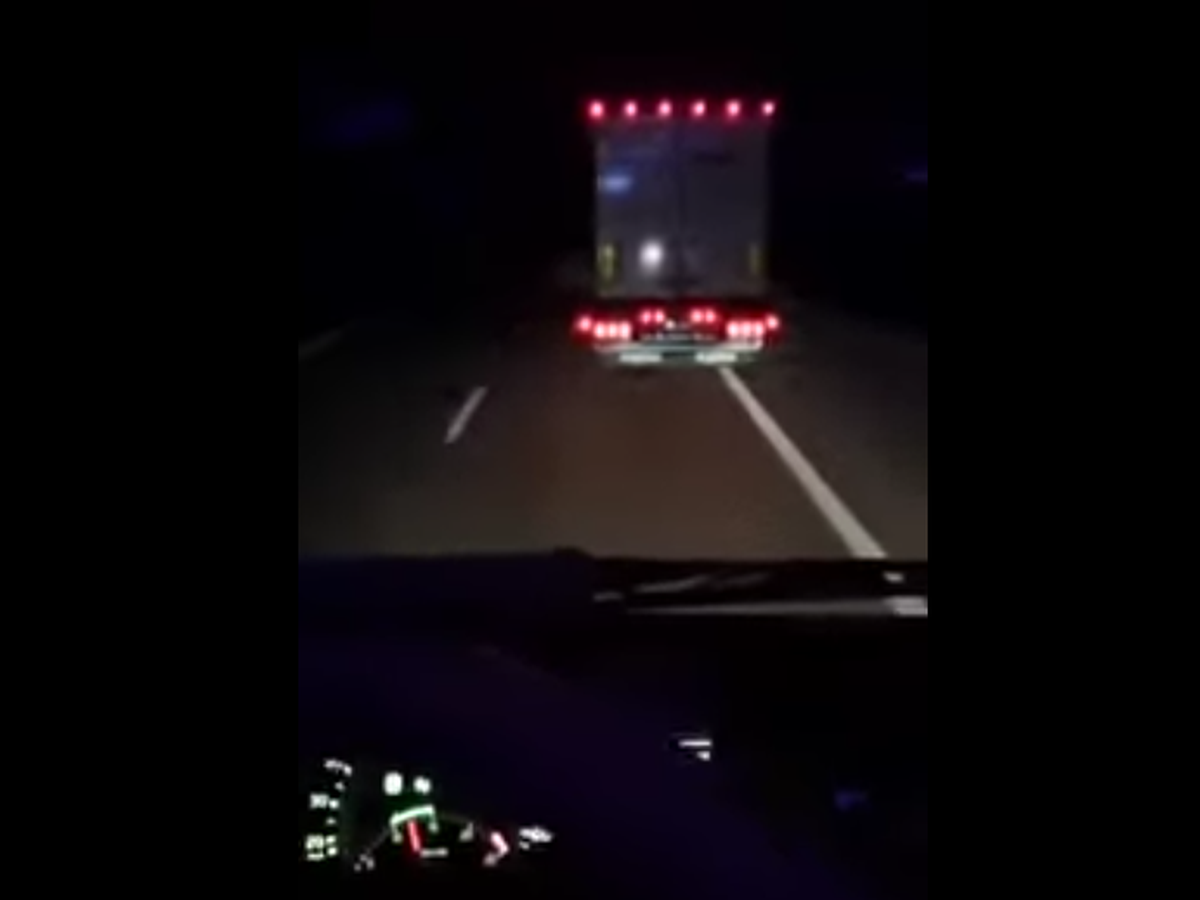 VÍDEO: Unos camioneros se aburren por la noche y mira la locura que hacen