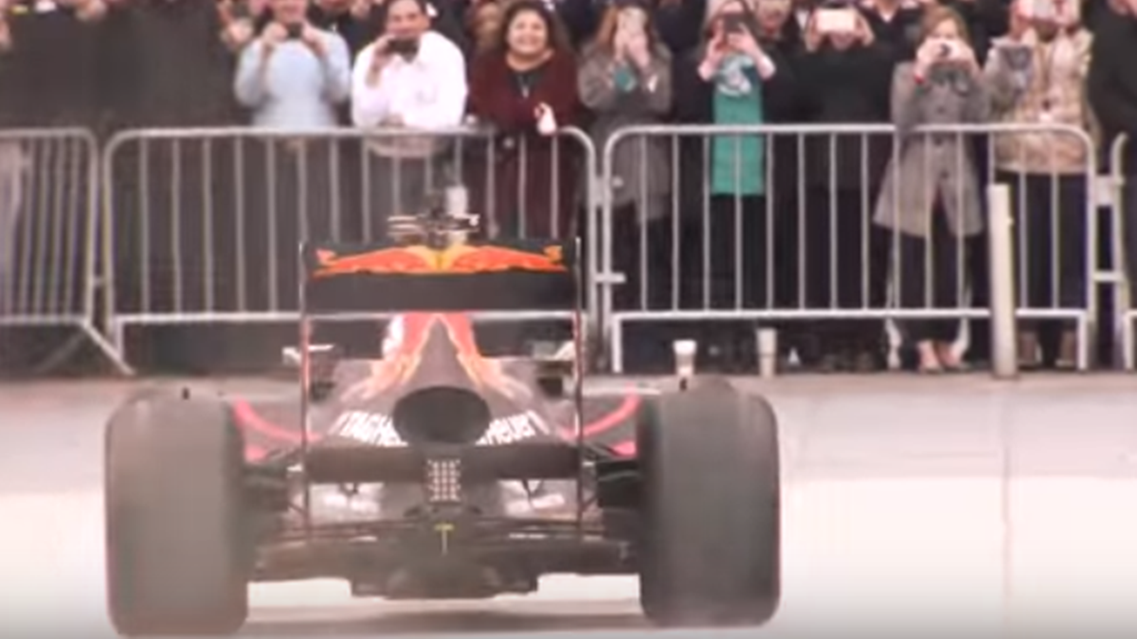 Vídeo: exhibición de Daniel Ricciardo para celebrar un nuevo patrocinador