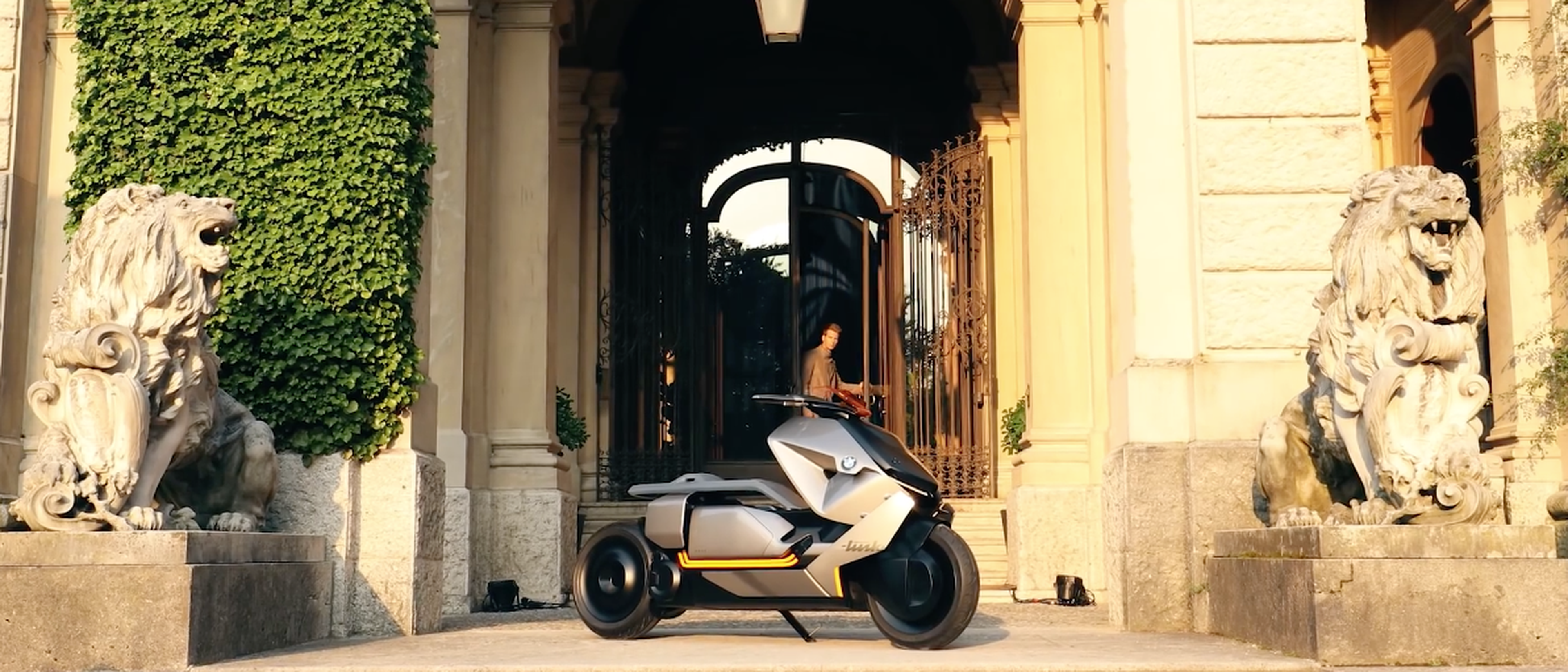 VÍDEO: Fea es, pero esta moto va hasta arriba de tecnología