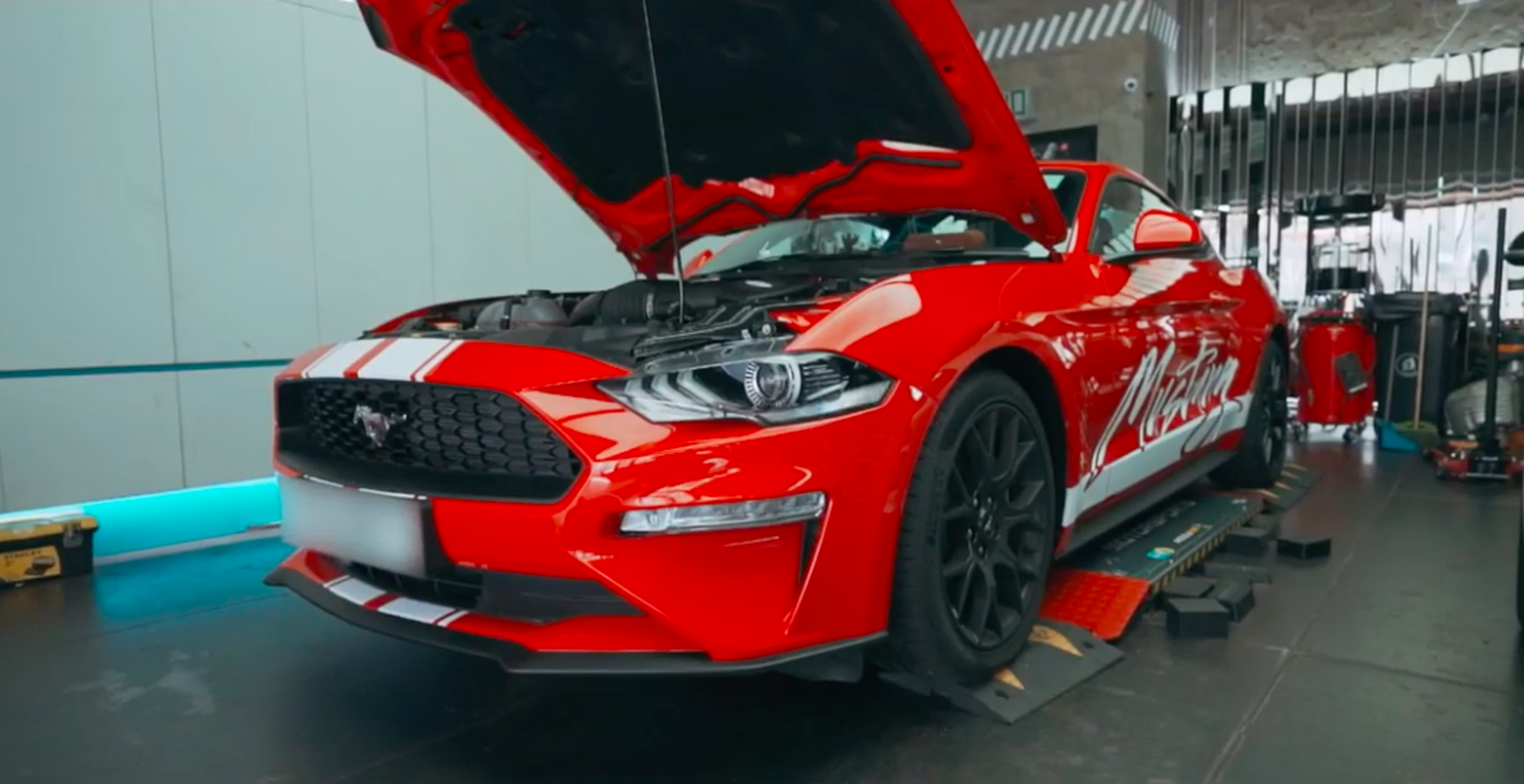 VÍDEO: hasta el Ford Mustang con el motor pequeño puede sonar así de gordo