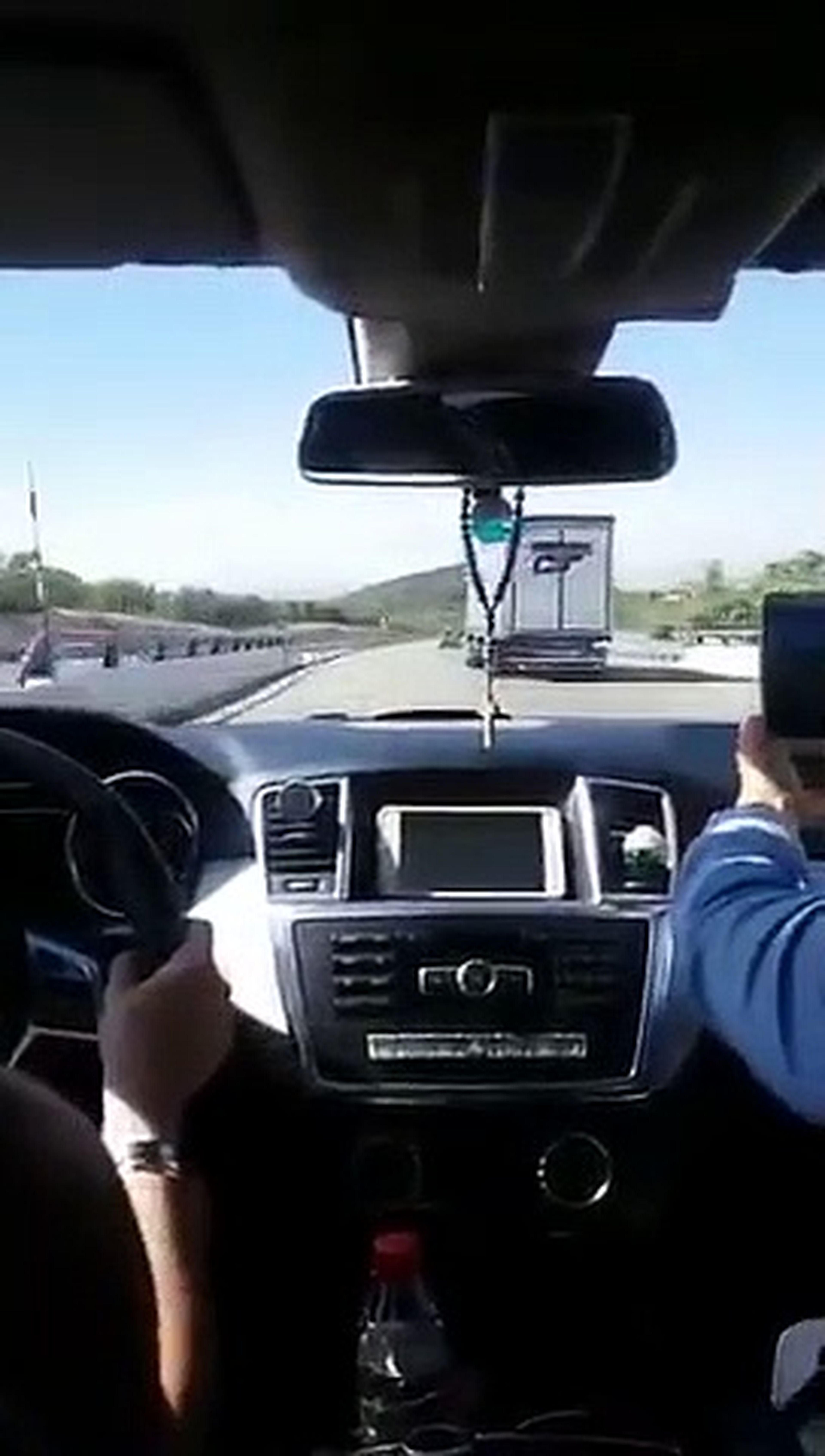 VÍDEO: La Guardia Civil identifica y denuncia a este coche cuyo copiloto iba por fuera del coche