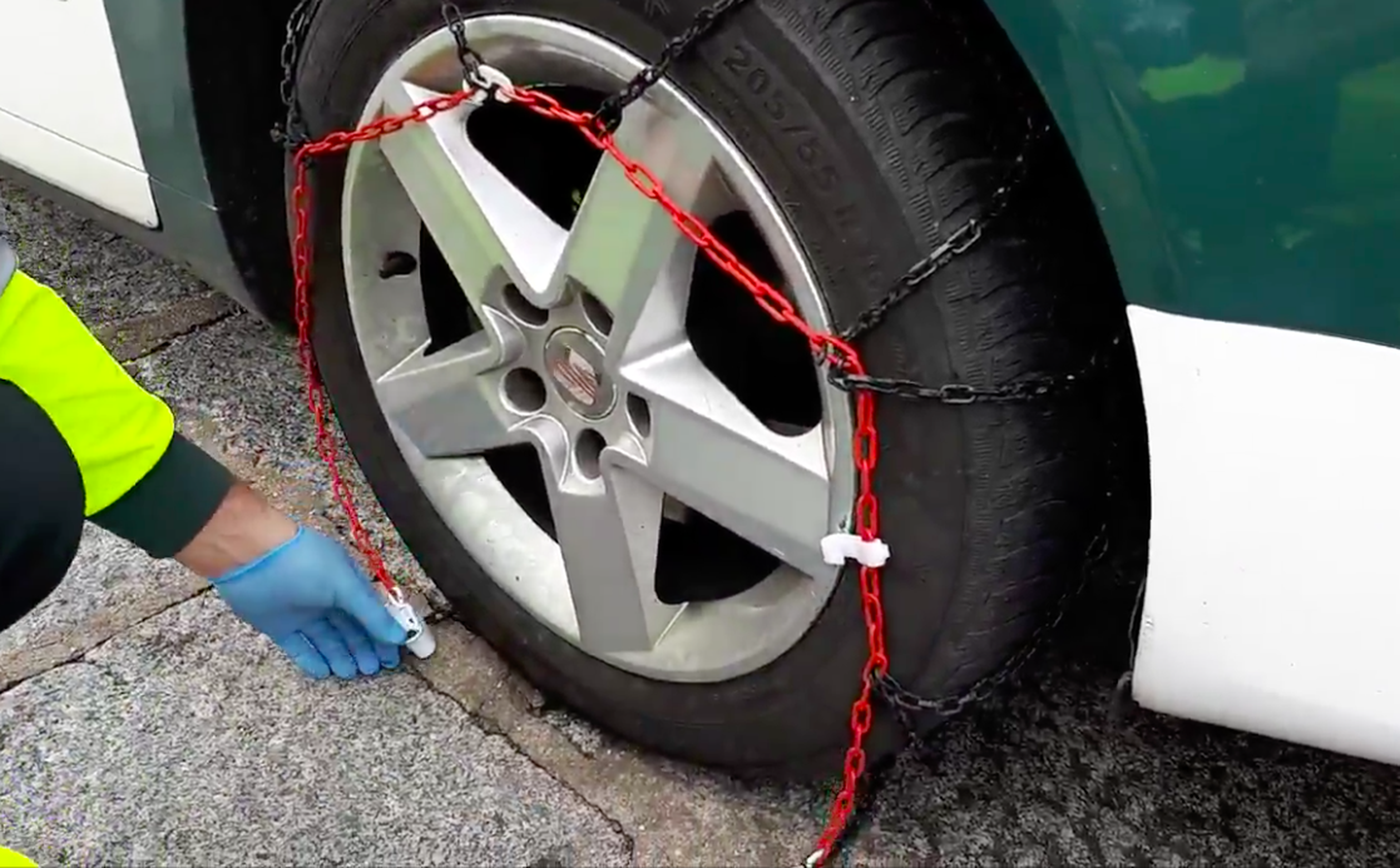 VÍDEO: La Guardia Civil se pasa a dar clases, así se deben poner las cadenas al coche