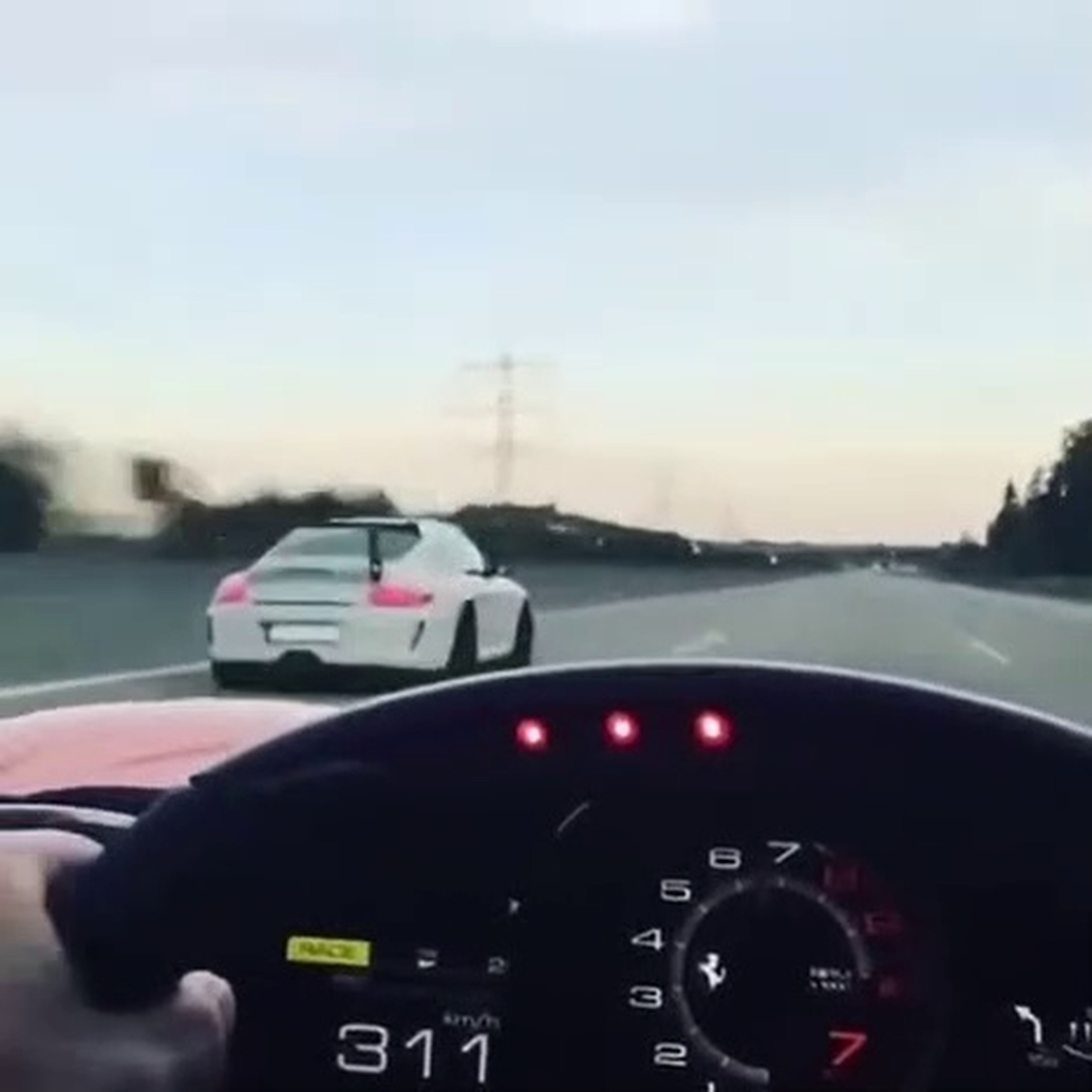 VÍDEO: Imagina lo que ha pensado el conductor de este Porsche cuando le han pasado a 315 km/h y por la derecha