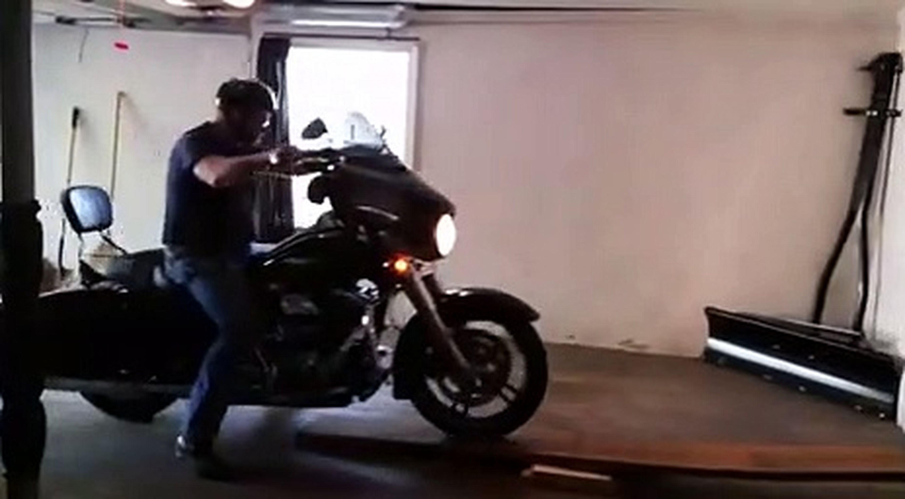 VÍDEO: Ingenio y talento, así es cómo se da la vuelta a una moto en un garaje