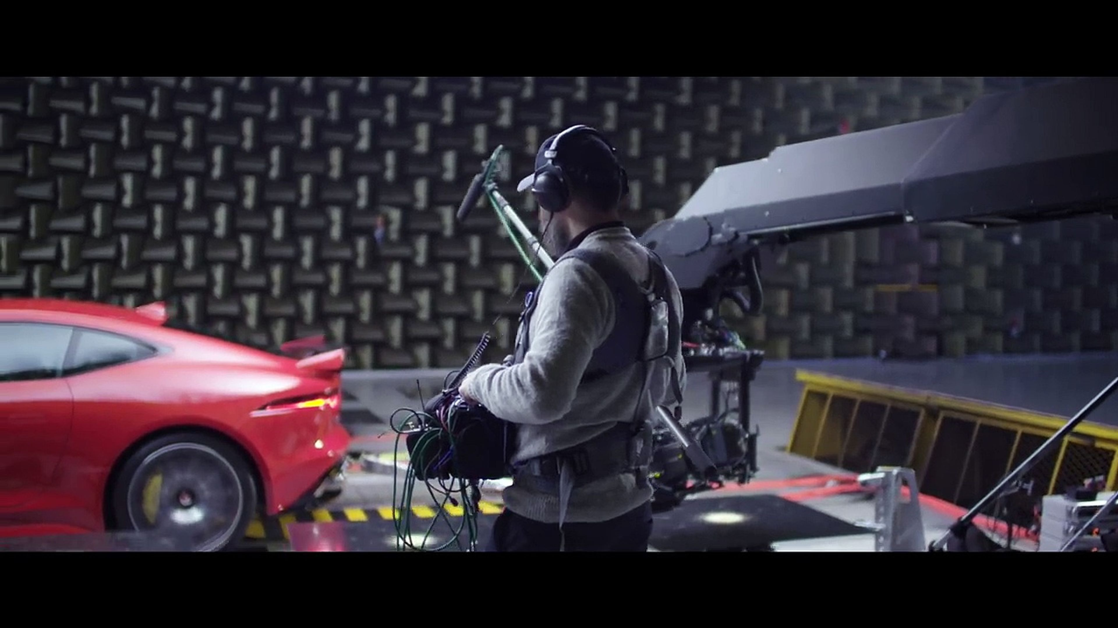 Vídeo: el Jaguar F-Type SVR crea arte con su sonido