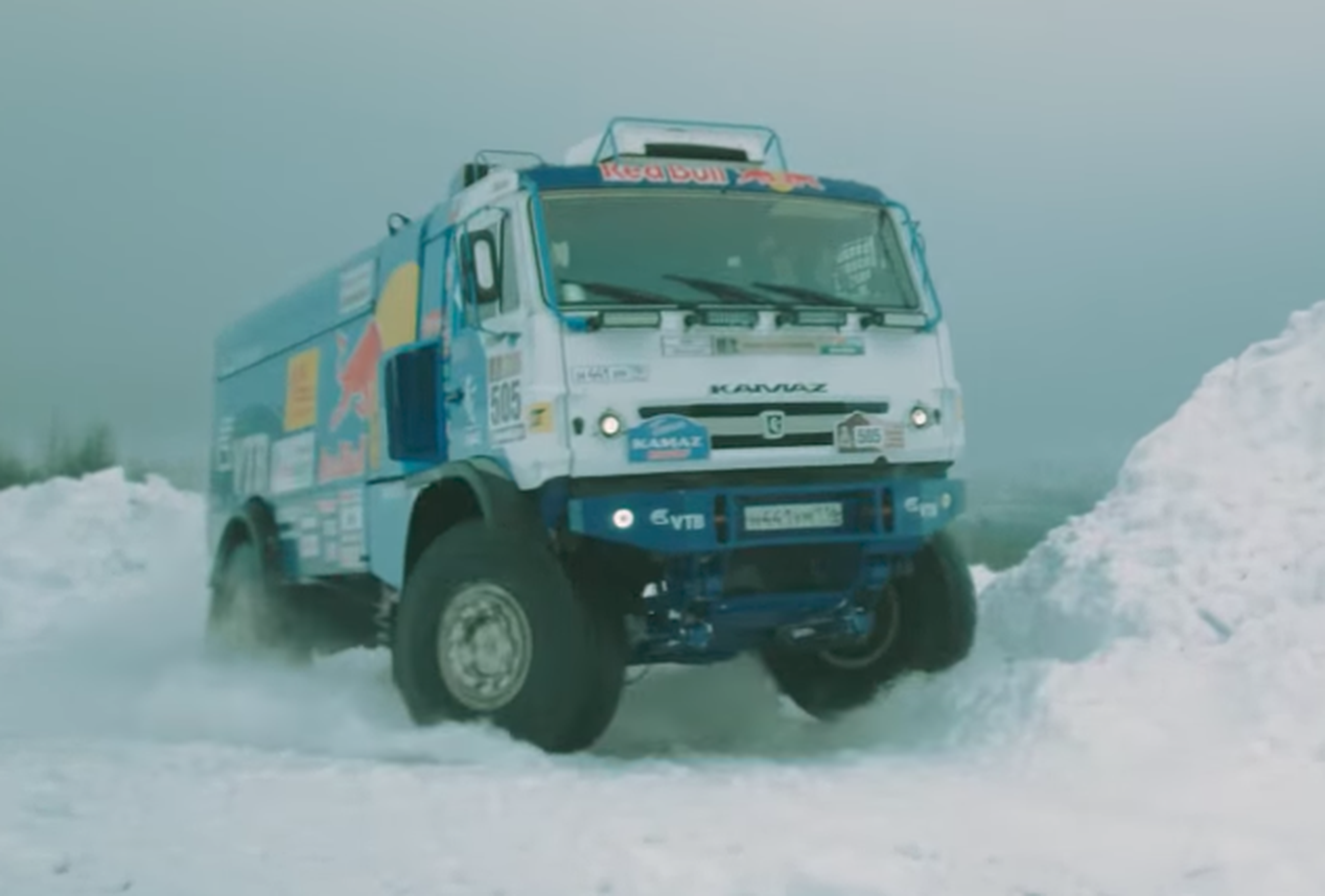 VÍDEO: ¡Este Kamaz ruso vuela en el hielo!