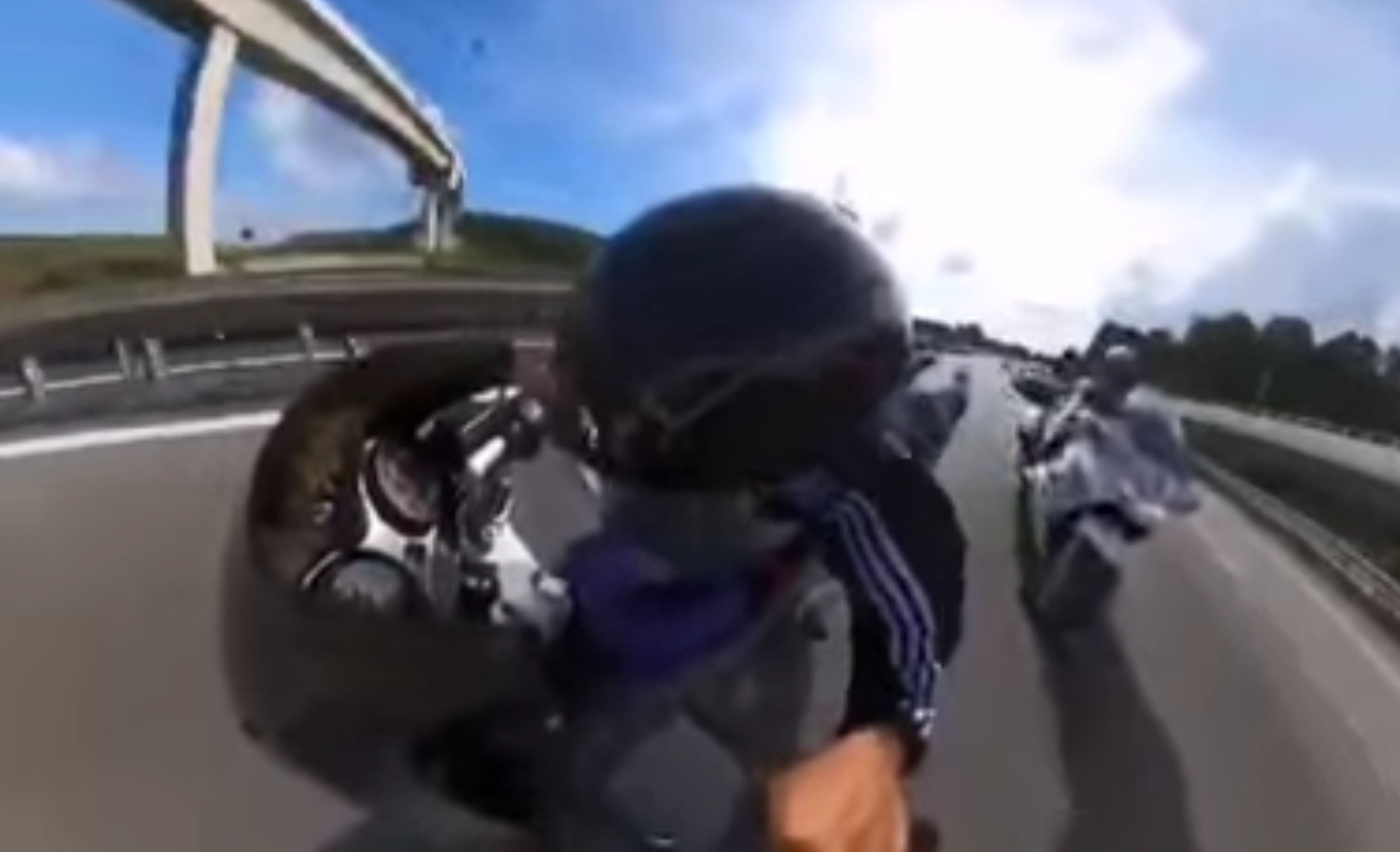 VÍDEO: Karma instantáneo, se pone ha hacer el idiota sobre la moto y le pilla la policía