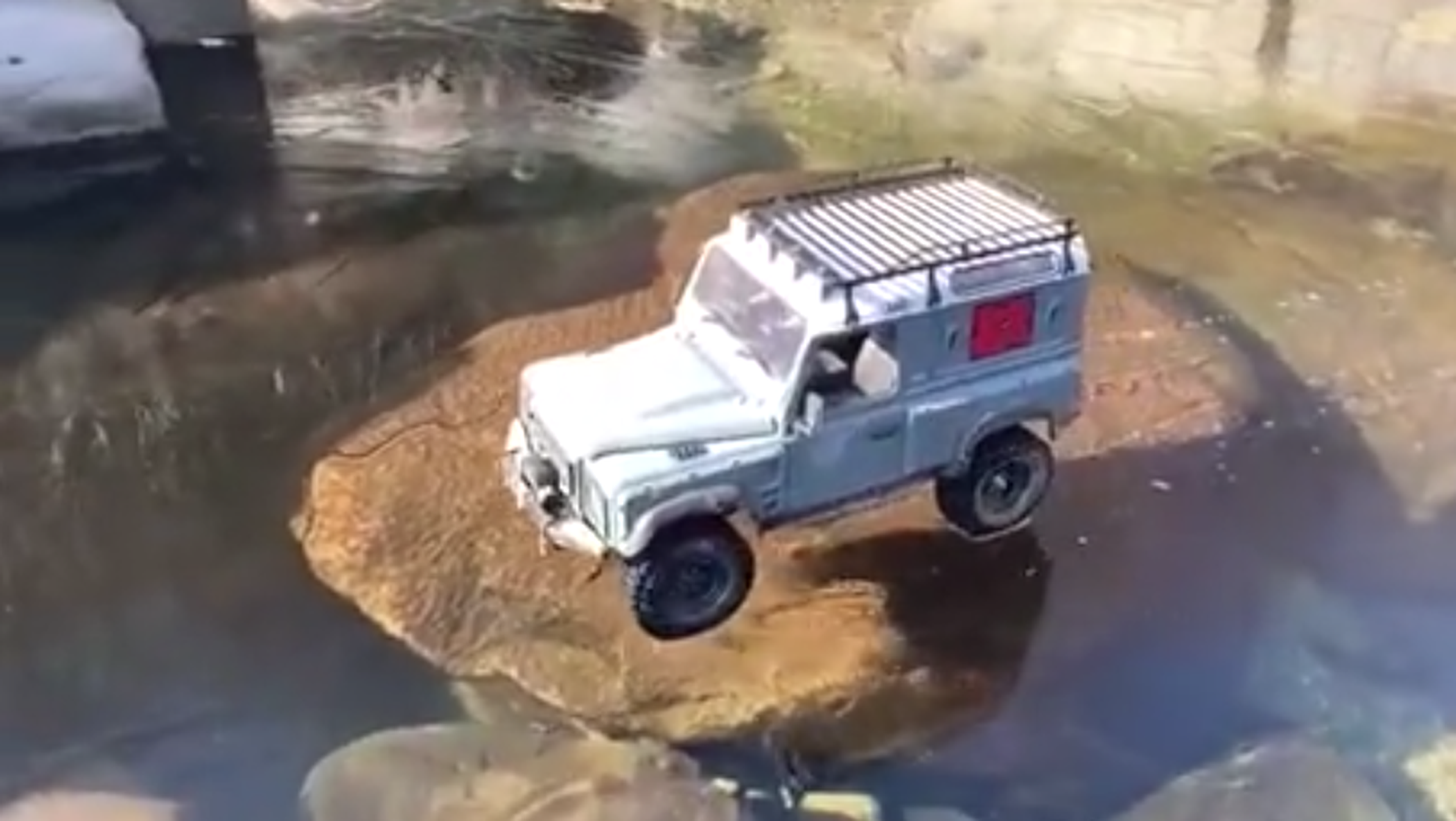 VÍDEO: un Land Rover Defender circula sobre un cristalino río helado, ¡tiene truco!