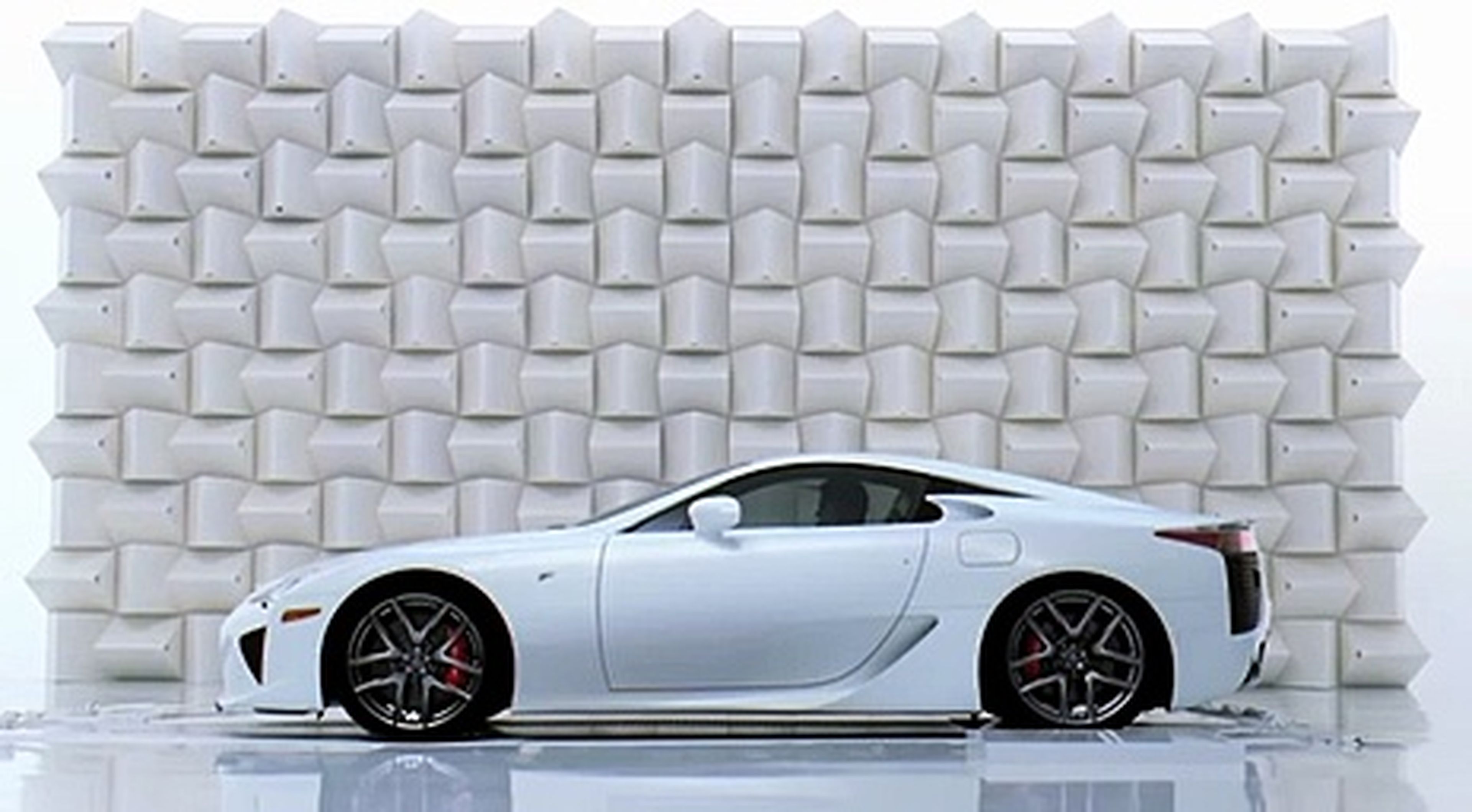 VÍDEO: Lexus LFA, de esto es capaz un superdeportivo con una copa de cristal