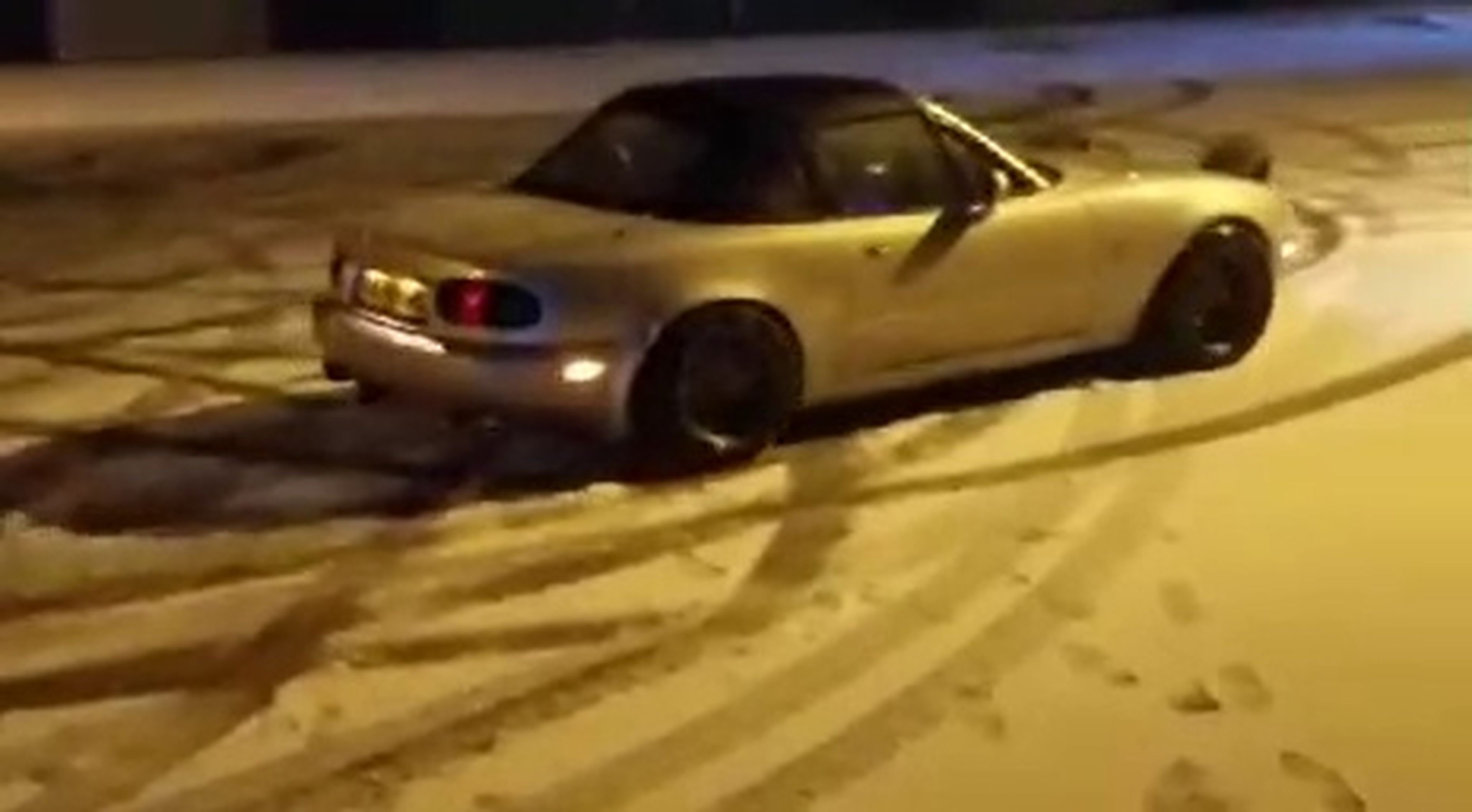 VÍDEO: Llega la nieve y con ella la diversión total... con un Miata