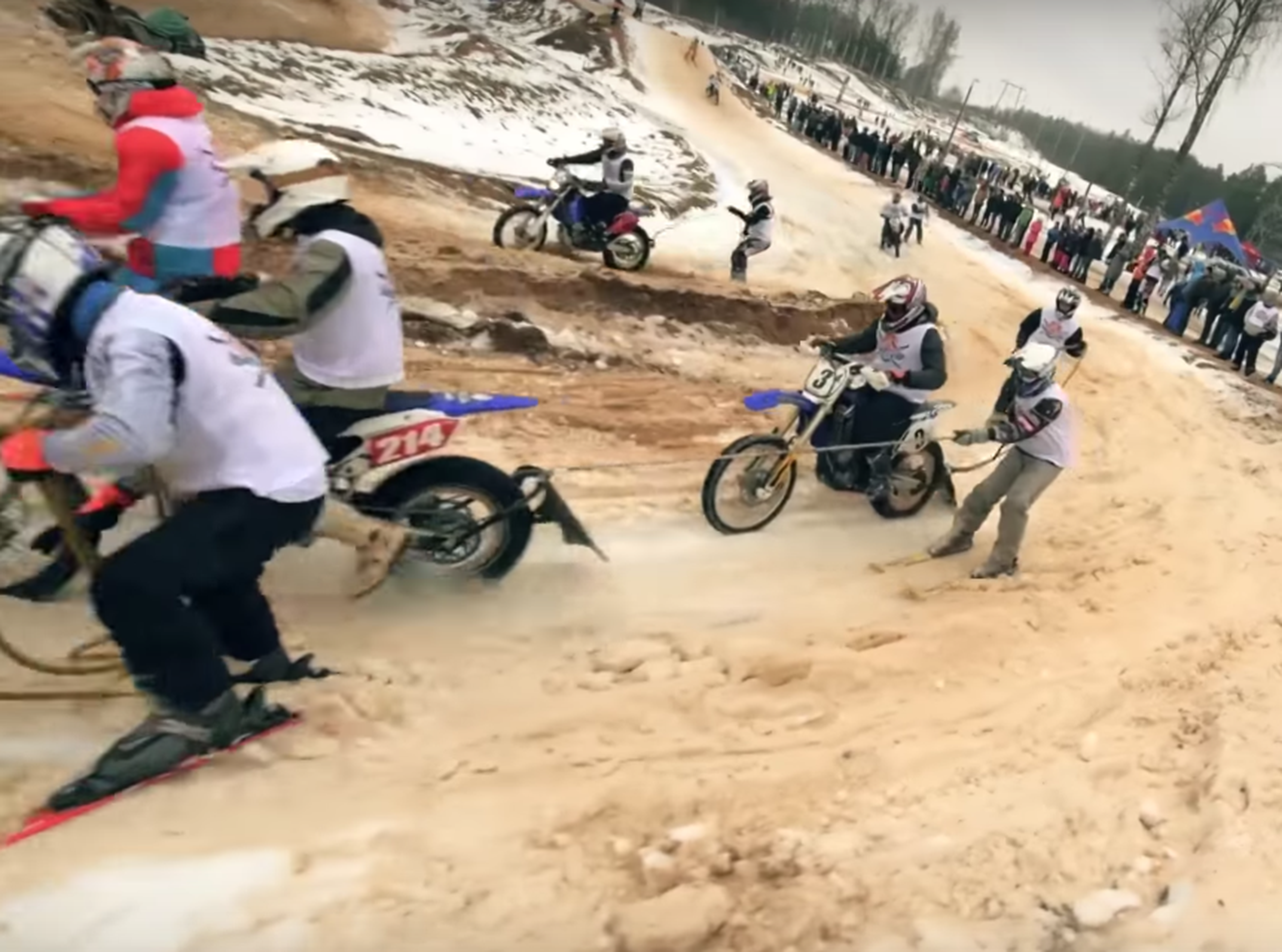 VÍDEO: ¡Una de locos! Esquiadores tirados por motos