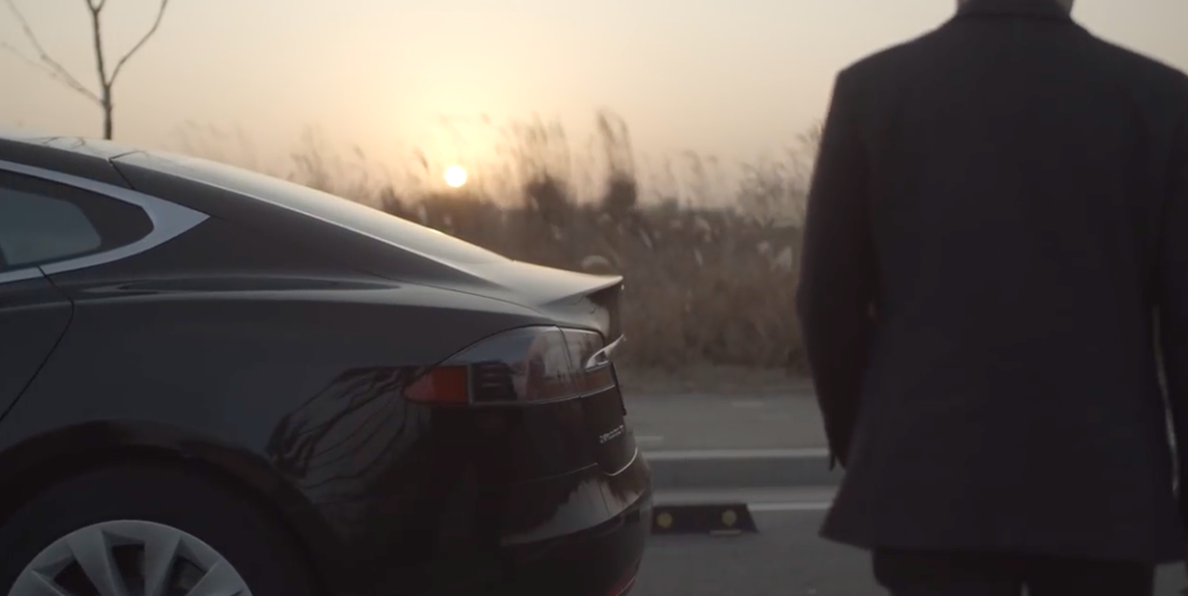VÍDEO: La locura de la semana, ¡acampar dentro de un Tesla Model S!