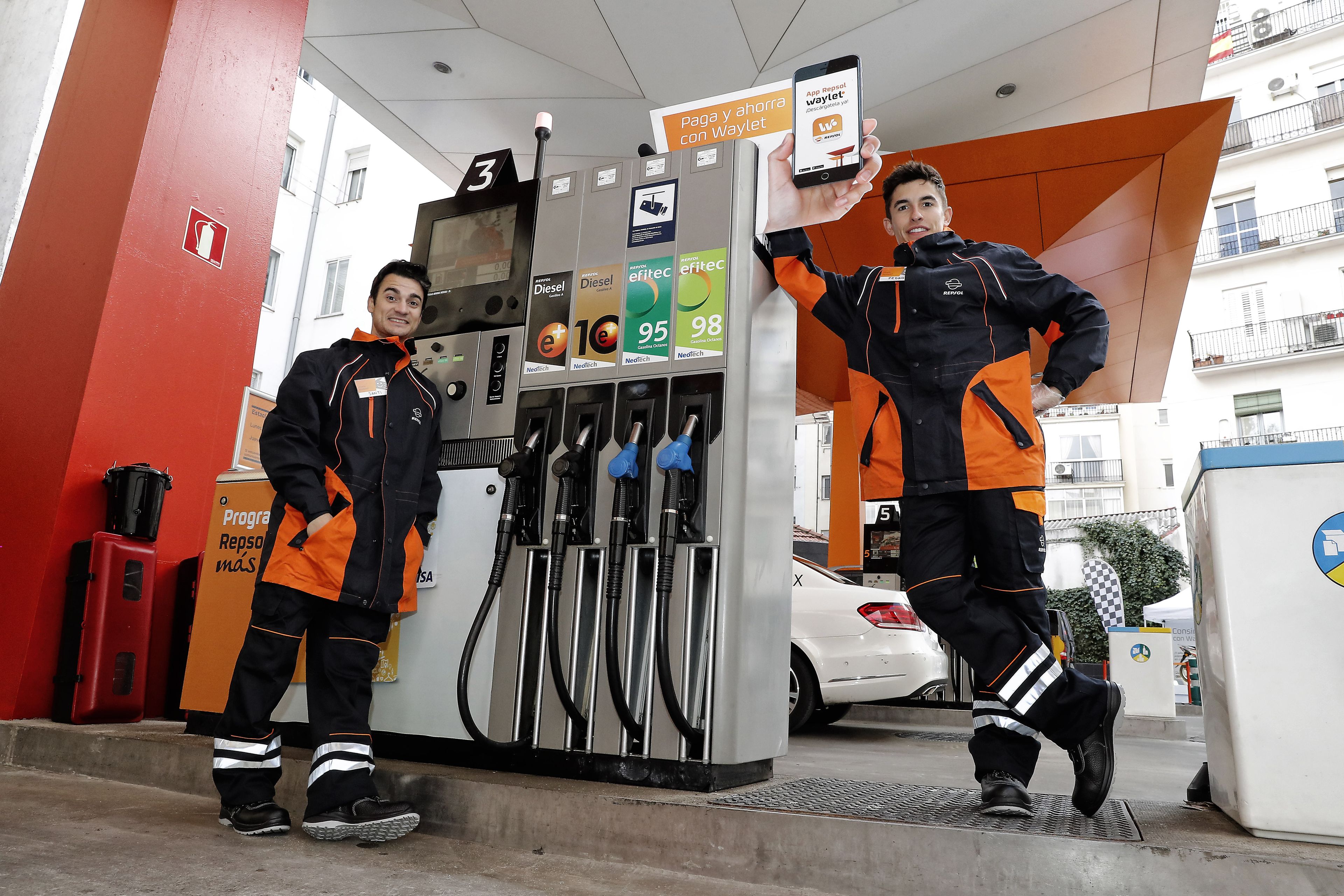 VÍDEO: ¿Lograrán pasar desapercibidos Márquez y Pedrosa en una gasolinera?