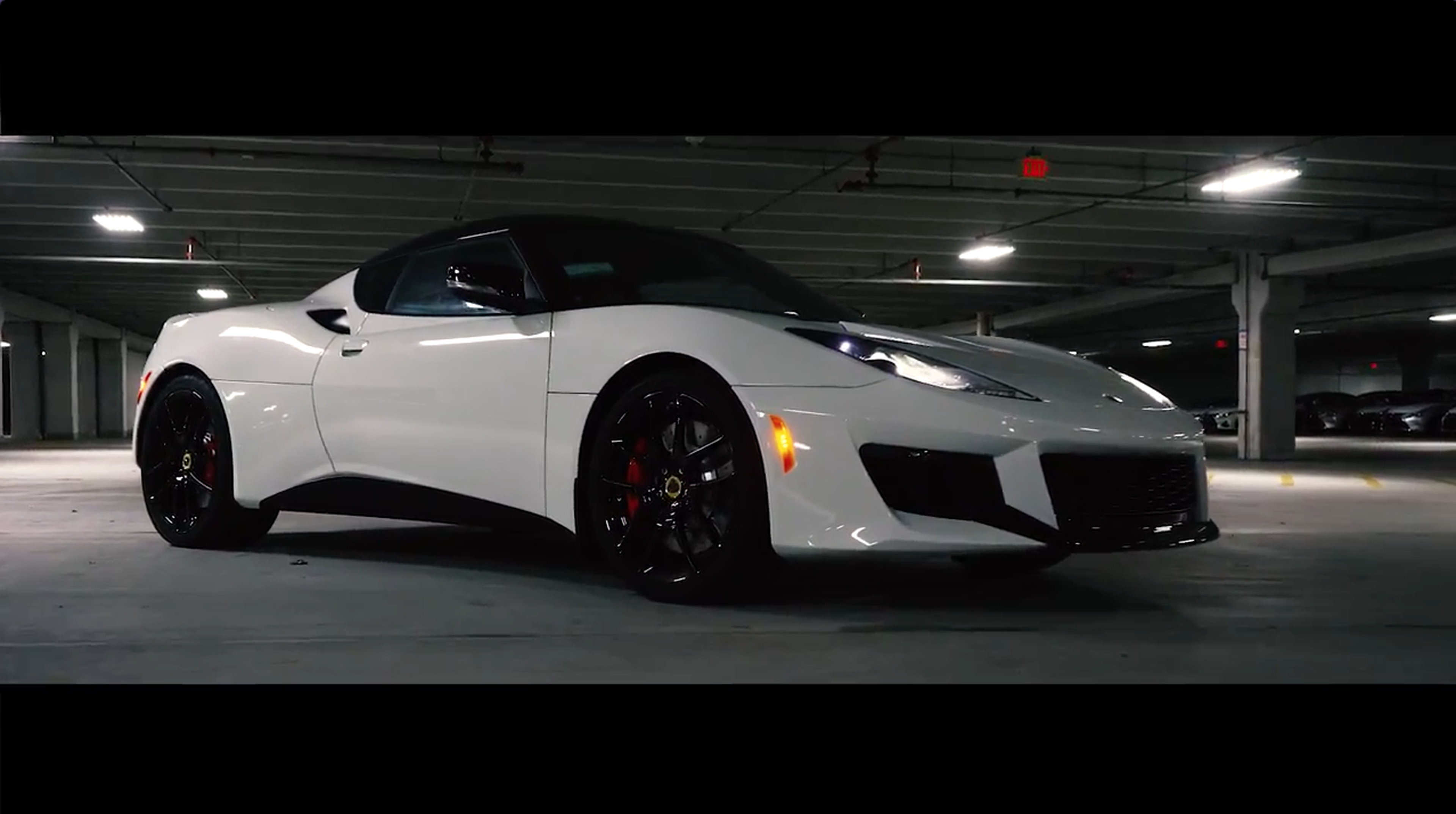 VÍDEO: Lotus Evora 400 en detalle, alucina cómo reluce en la noche