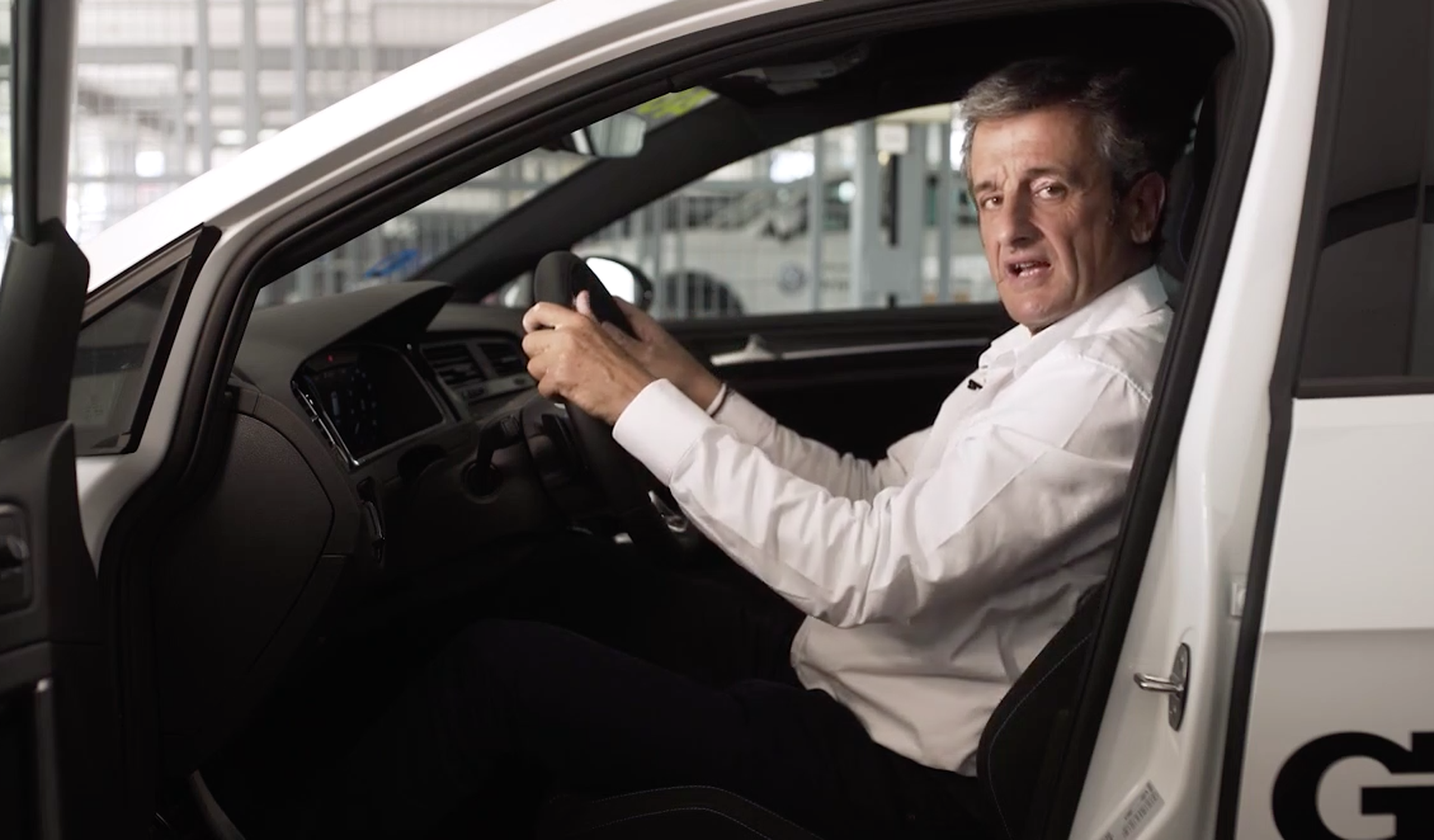 VÍDEO: Luis Moya te indica cual es la posición correcta al volante