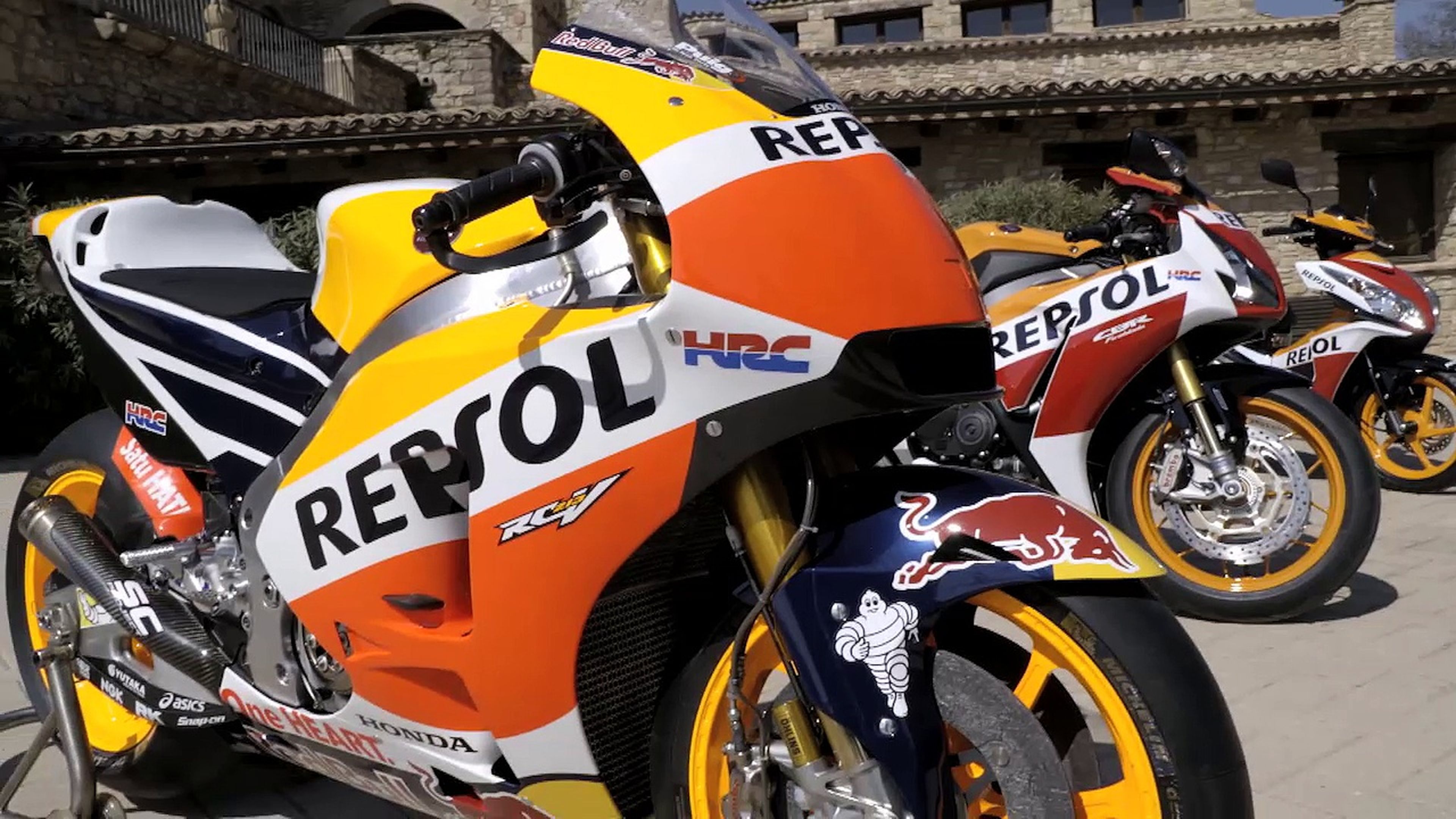 VÍDEO: Márquez y Pedrosa nos explican las diferencias entre una MotoGP, una deportiva de calle y un scooter