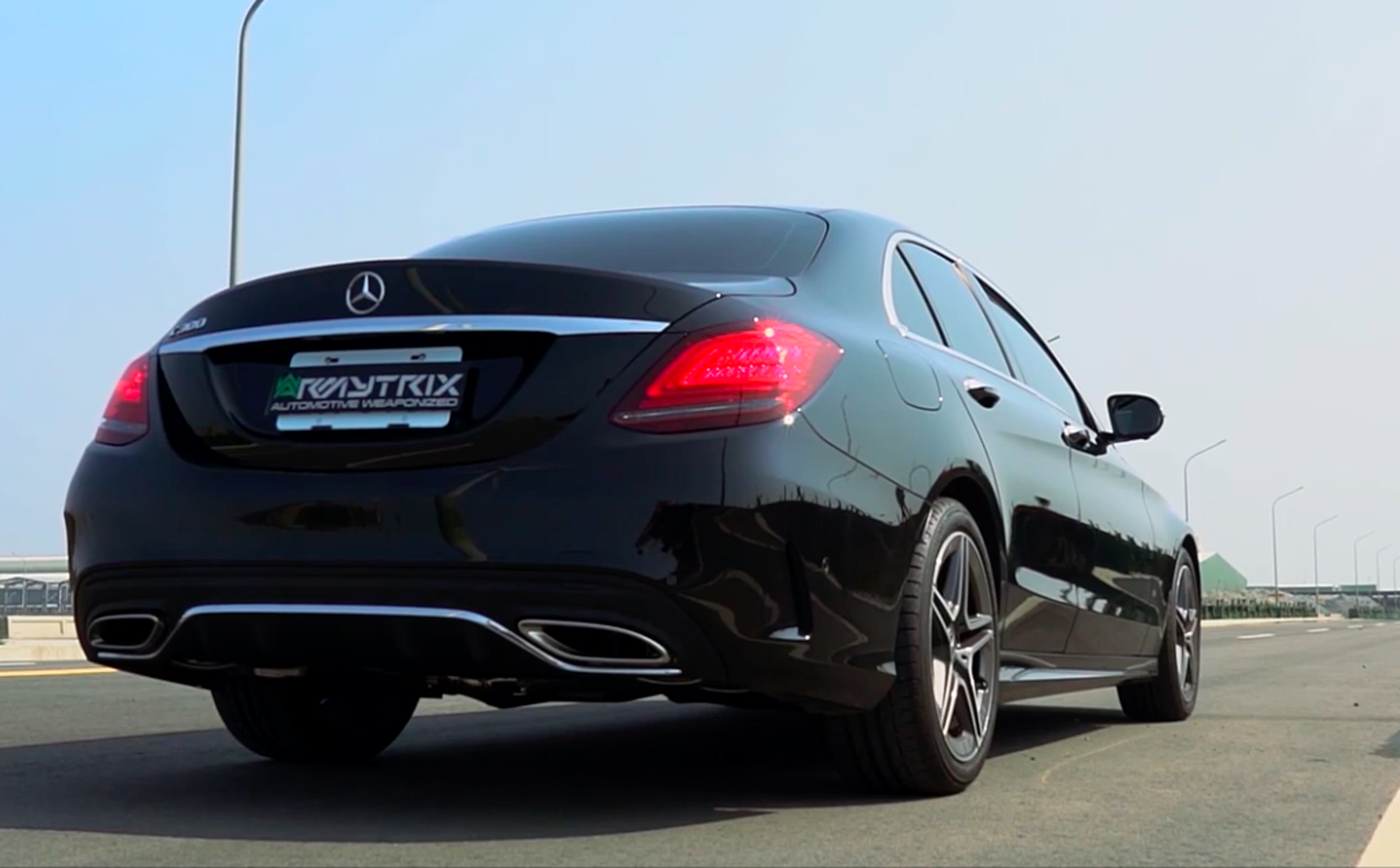 VÍDEO: Mercedes Clase C300, así de bestia ruge con escapes modificados, ¡qué petardeo!