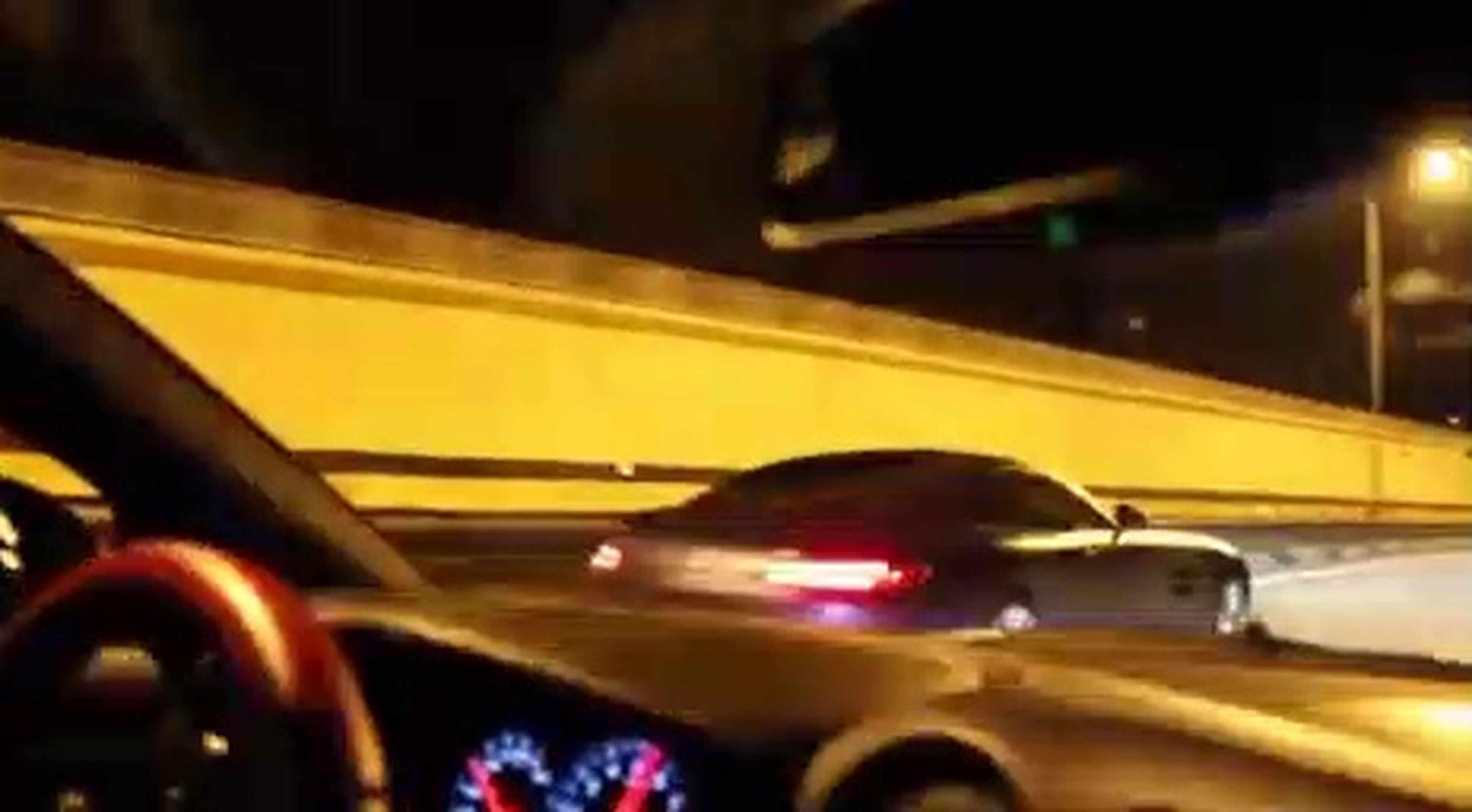 VÍDEO: Un Mercedes GT y un Nissan GT-R se pican en medio de la carretera