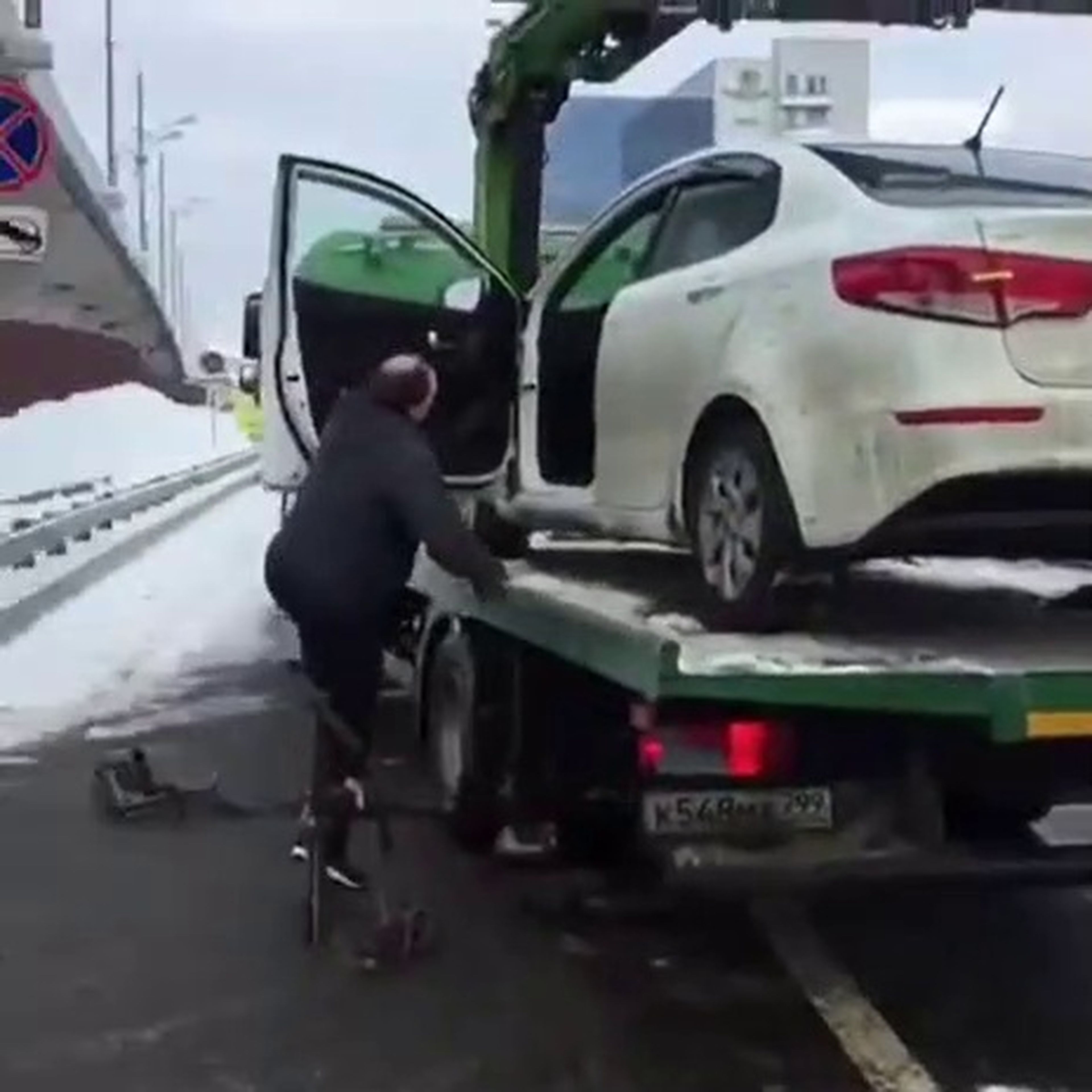 VÍDEO: Mientras tanto, así bajan los coches de la grúa en Rusia