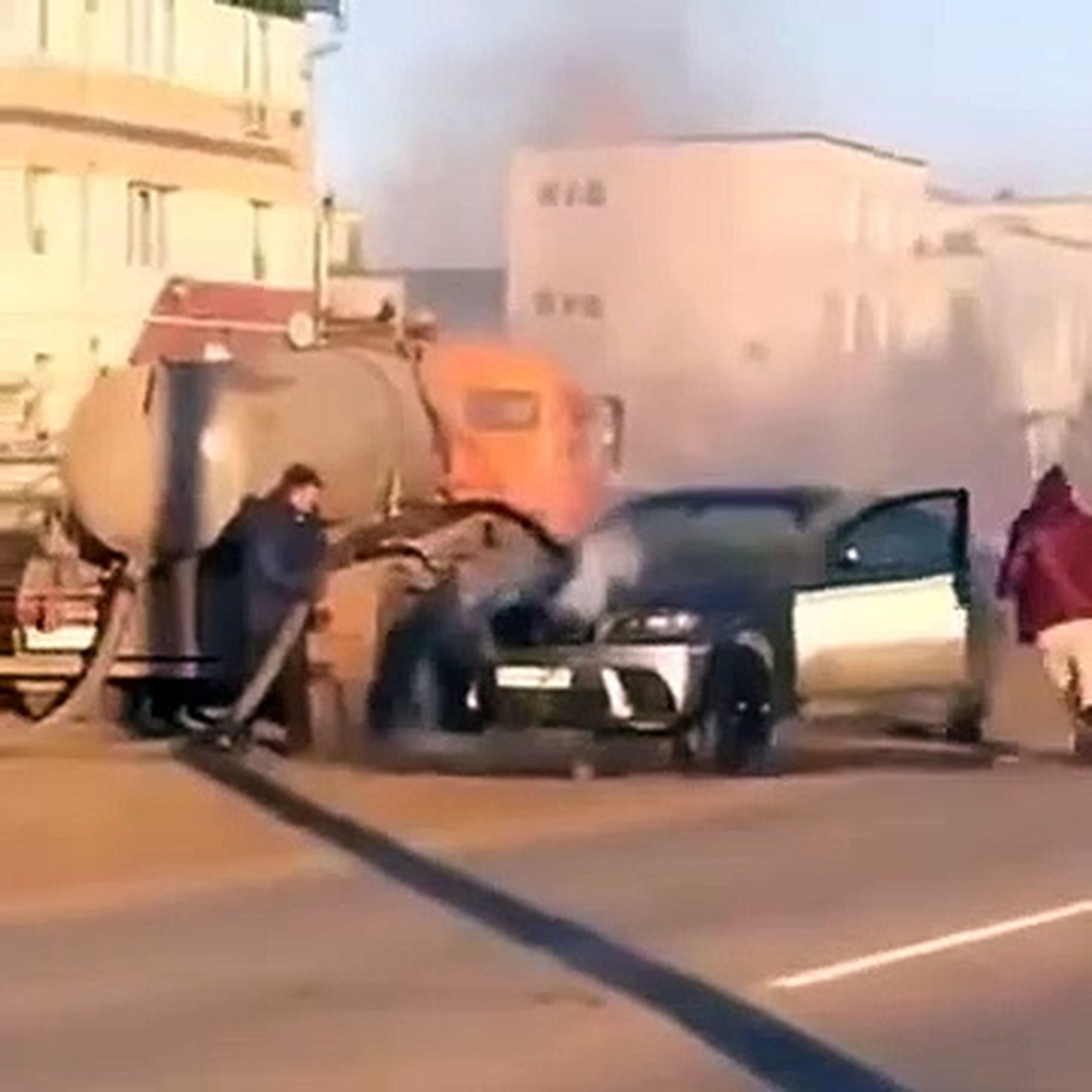 VÍDEO: Mientras tanto en Rusia... extinguen un BMW X5 incendiado con una máquina de pocería