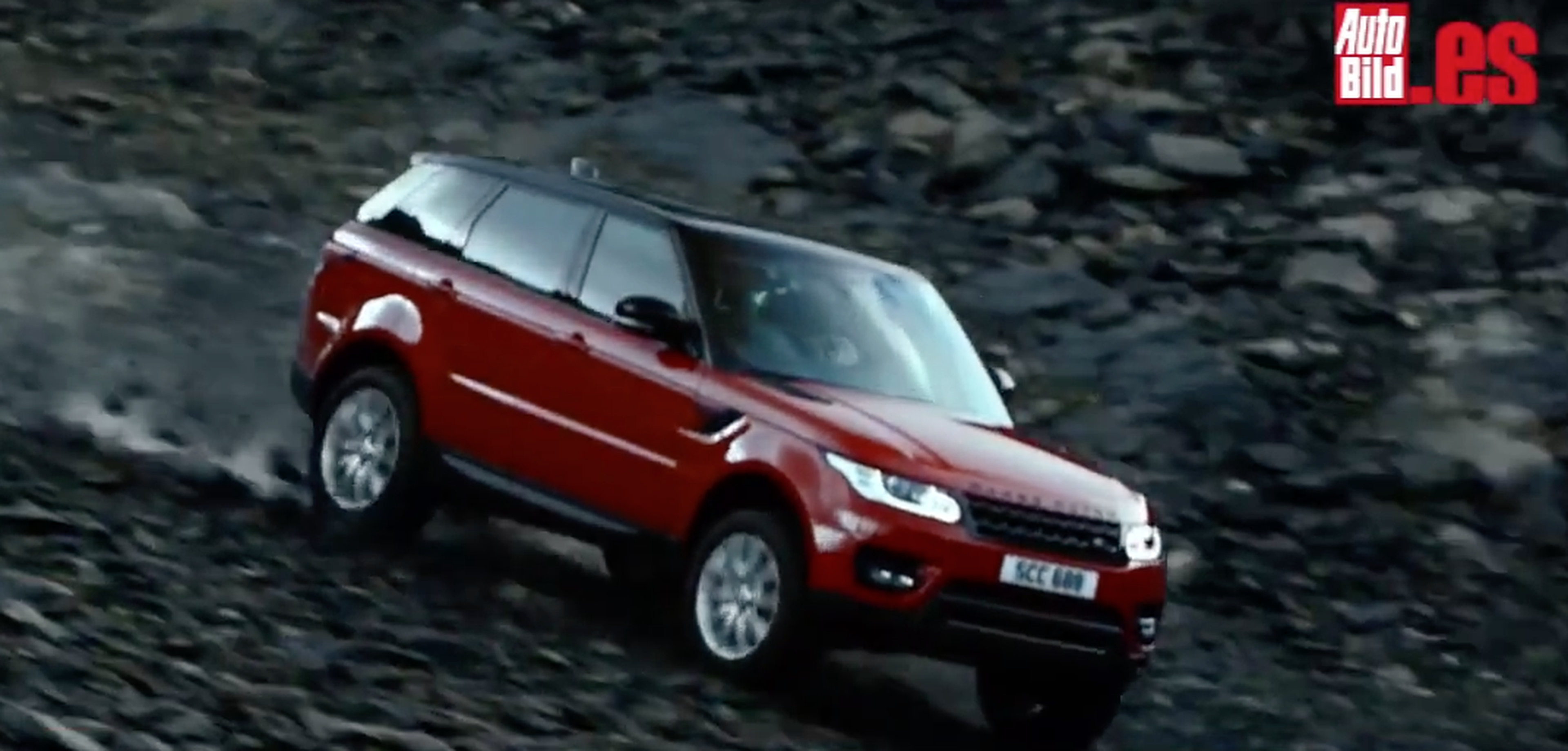 VÍDEO: Mira el Range Rover Sport volando montaña abajo