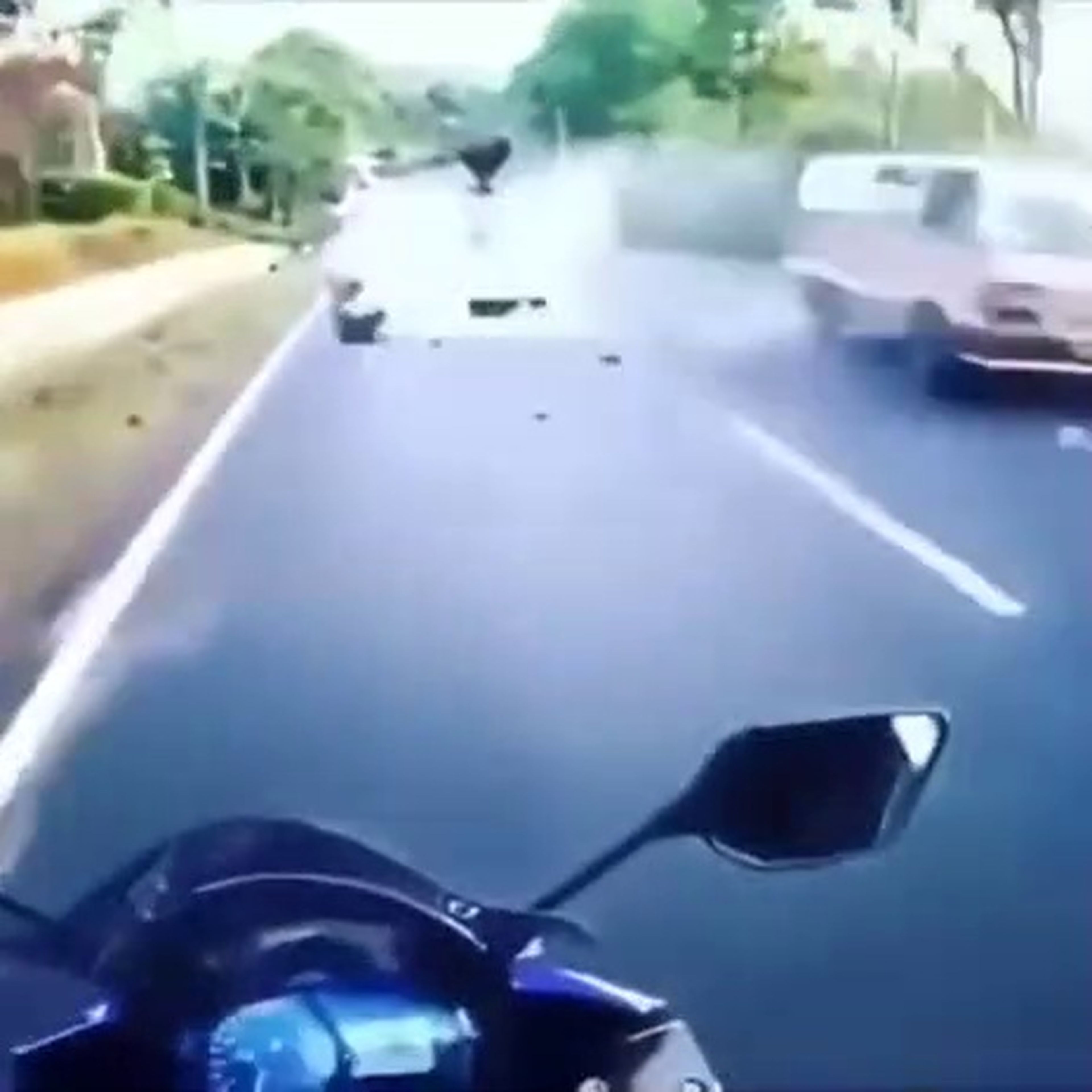 VÍDEO: este motorista ha visto pasar su vida en un minuto